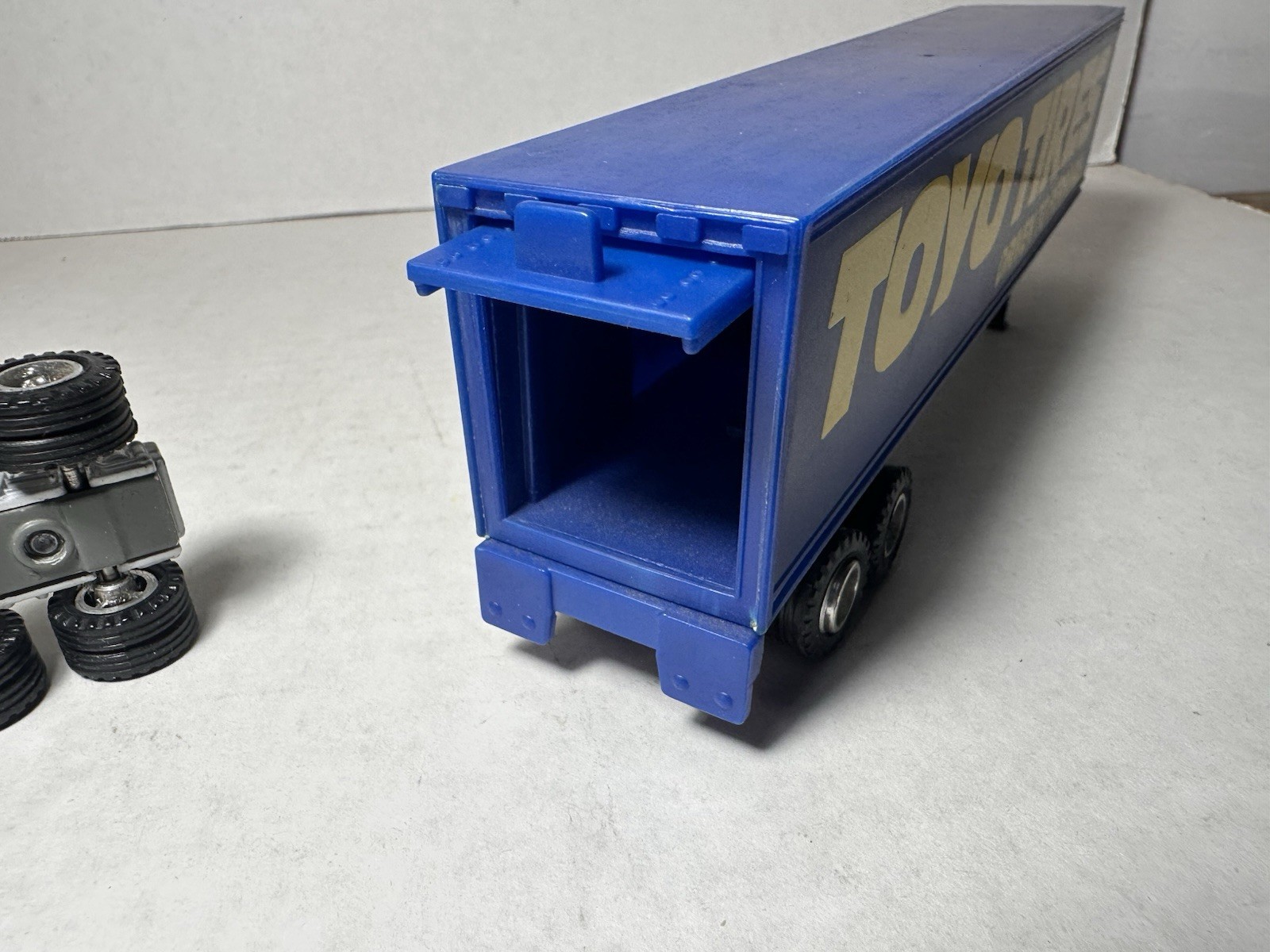 Road Champs International Toyo Tires Tractor Trailer Delivery Truck 1:64 12″