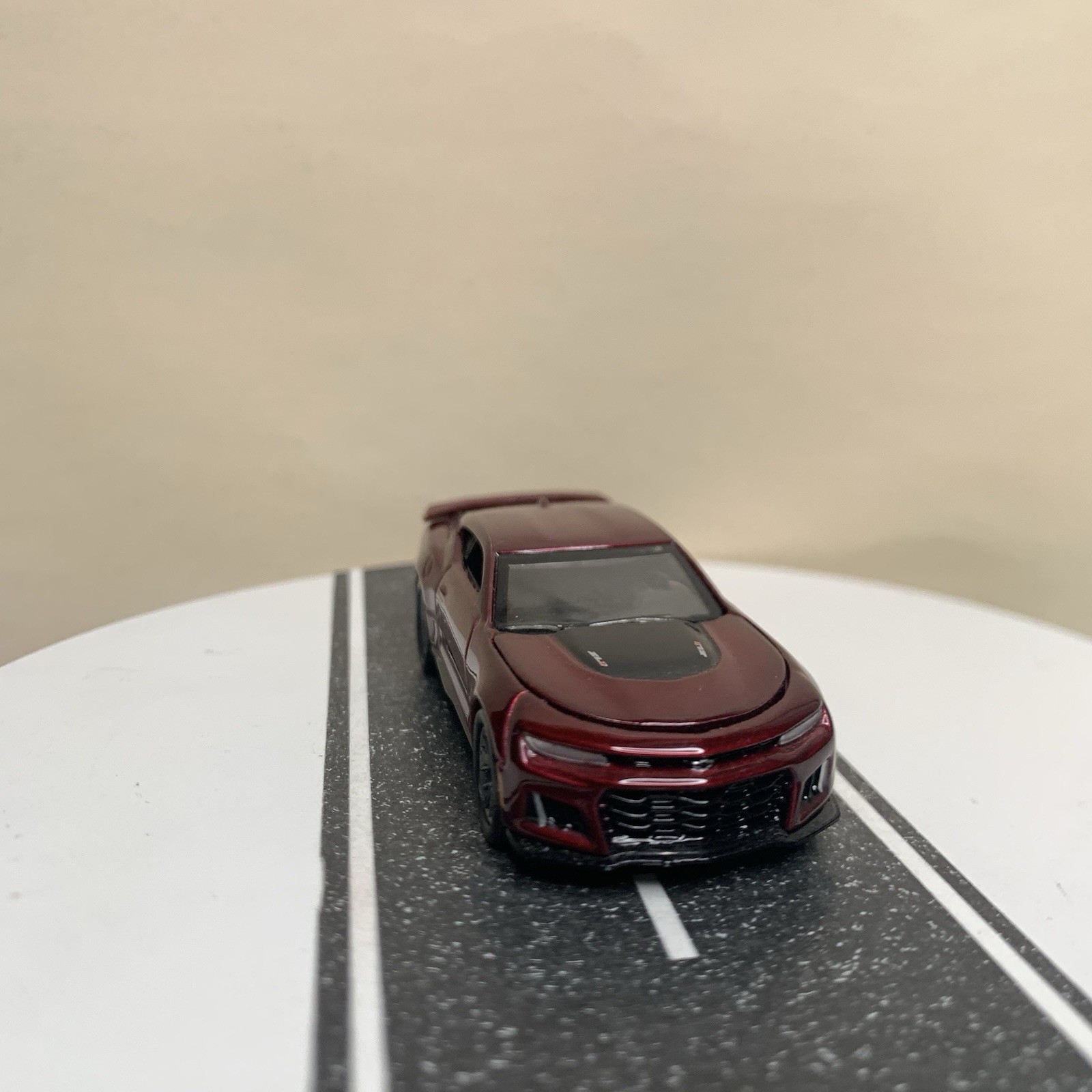 Auto World Modern Muscle 16-24 2022 Chevy Camaro ZL1 Dark Red Metallic 1:64 NM