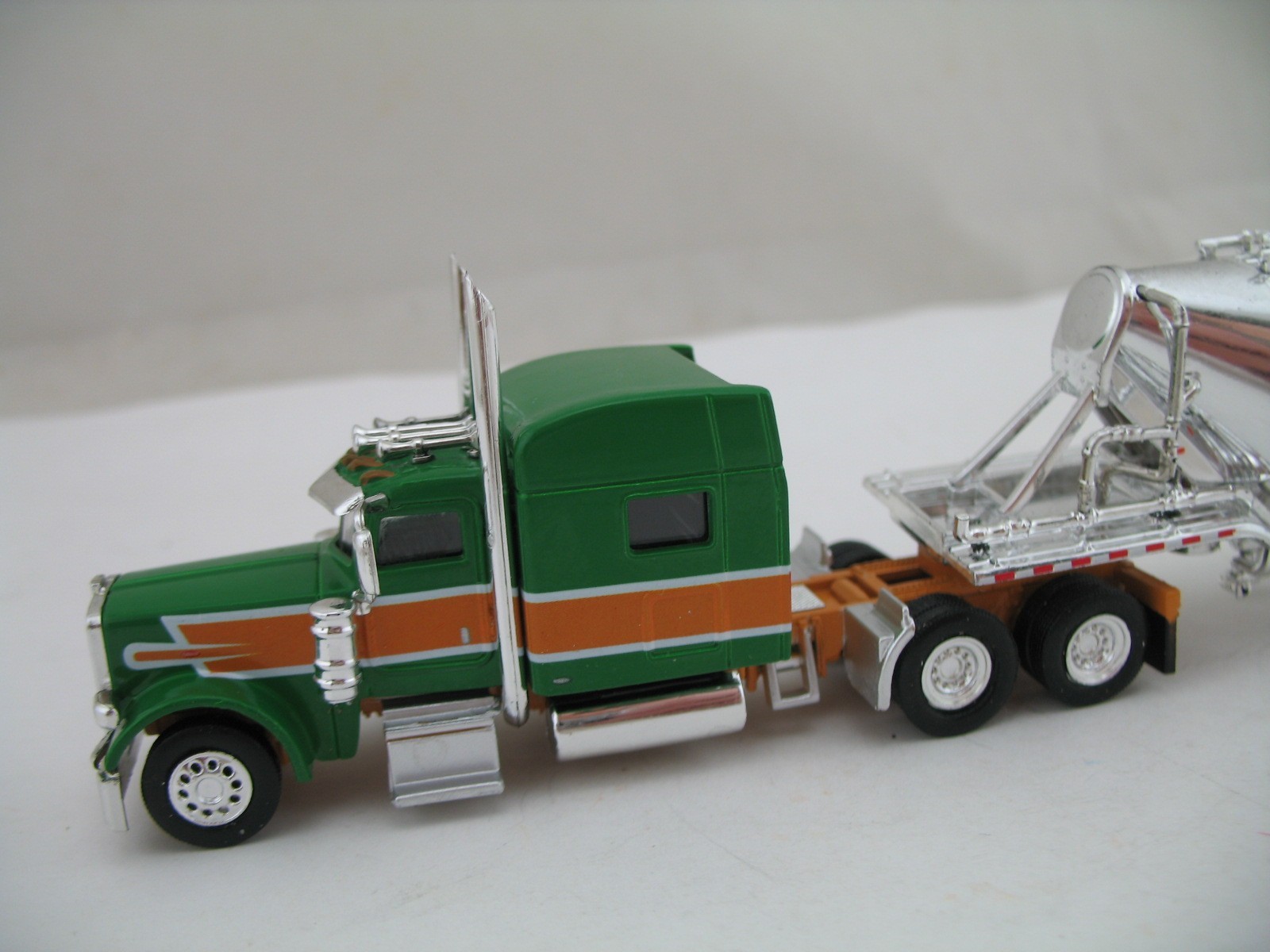 Trucks N’ Stuff HO Model Truck SPEC018: Peterbilt 389 SC w/ Pneumatic Tank Trlr