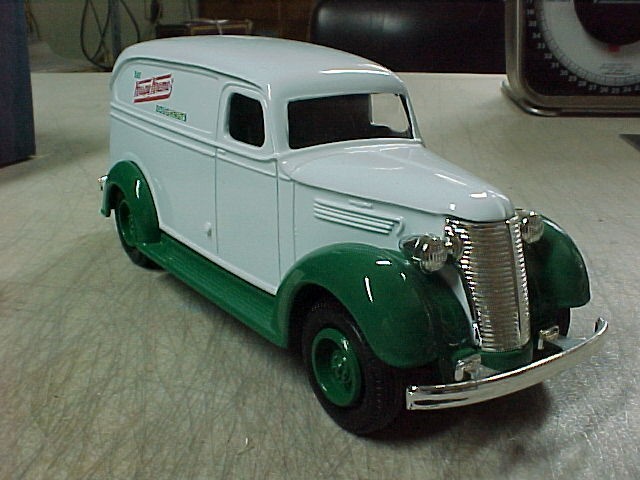 KRISPY KREME 1938 CHEVROLET DIECAST PANEL TRUCK 1:25 Scale COIN BANK