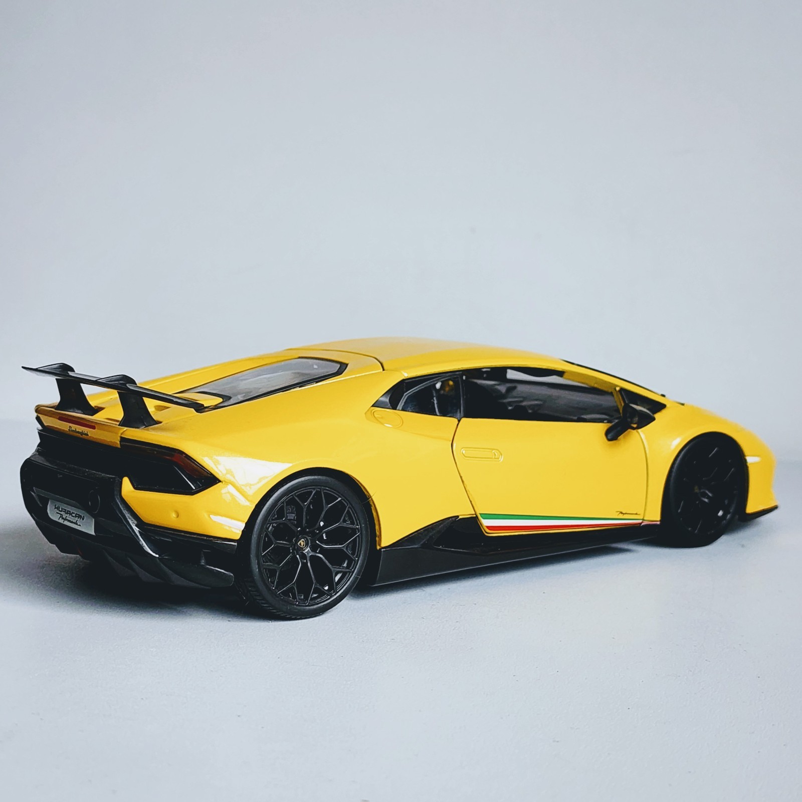 Maisto Special Edition Lamborghini Huracan Performante 1:18 Yellow Diecast