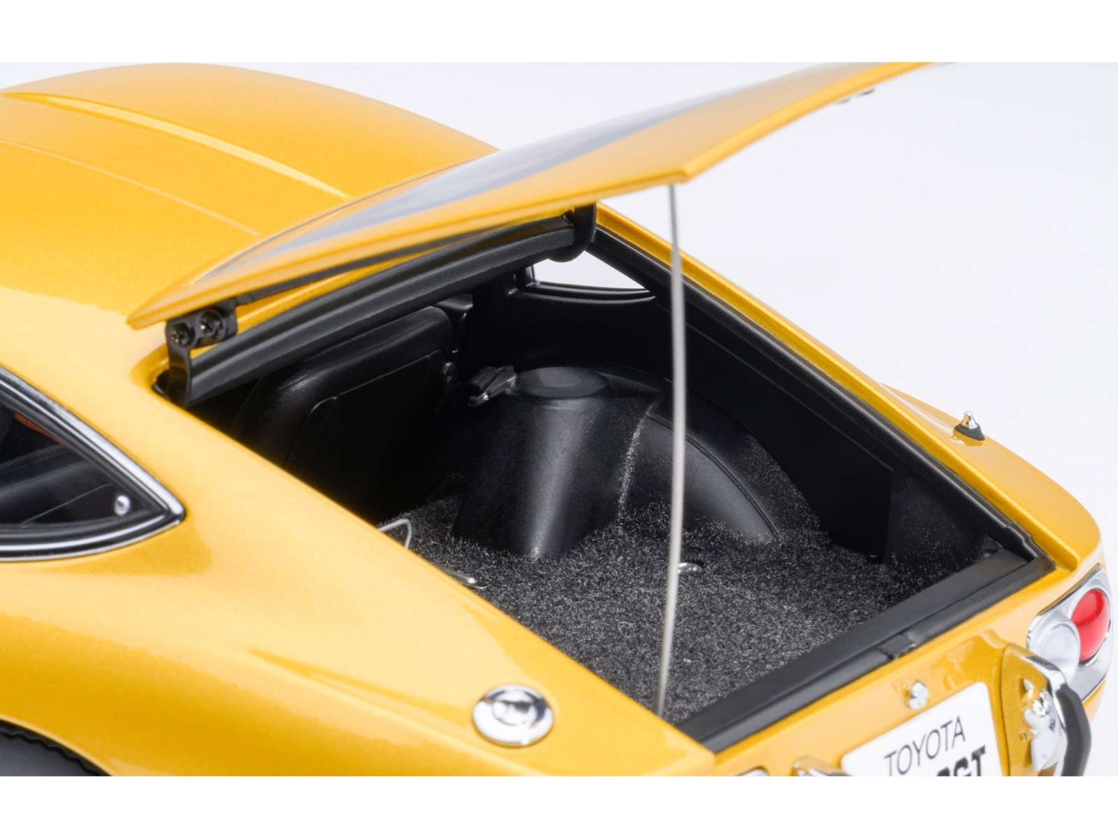 1967 TOYOTA 2000GT RHD GOLD 1/18 MODEL CAR BY AUTOART 79549