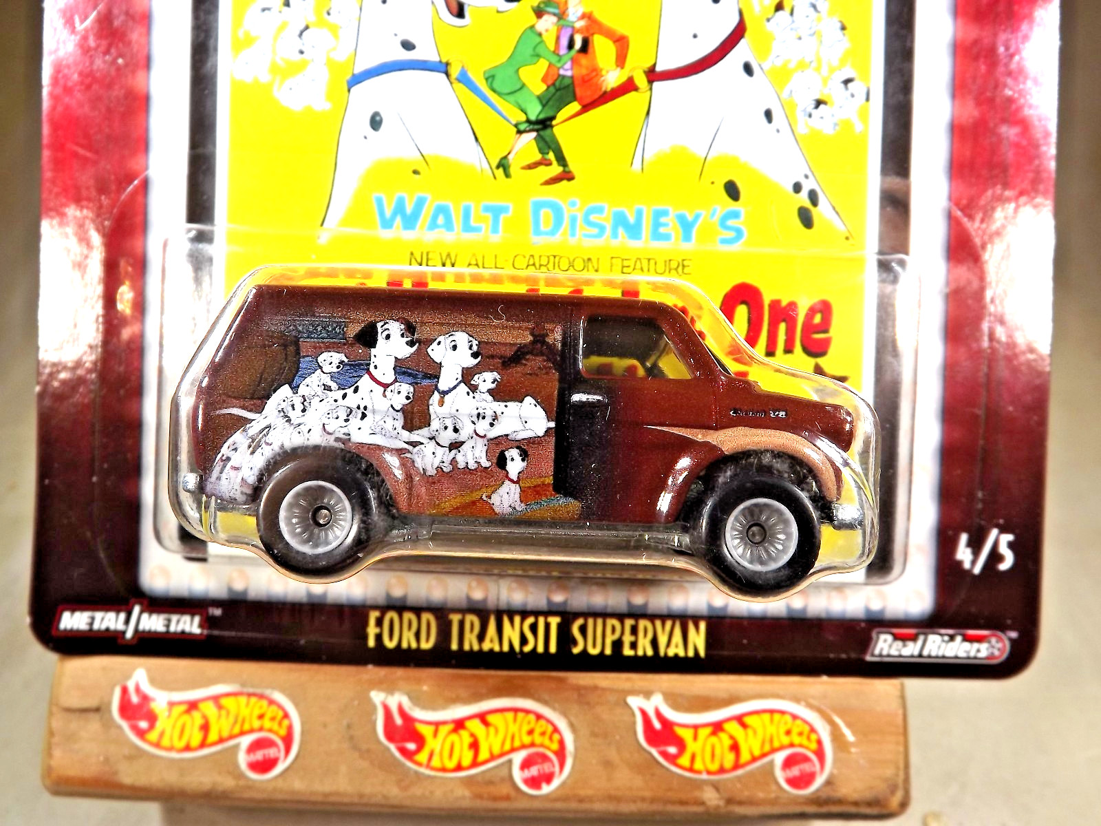 2018 Hot Wheels Disney One Hundred and One Dalmatians 4/5 FORD TRANSIT SUPERVAN
