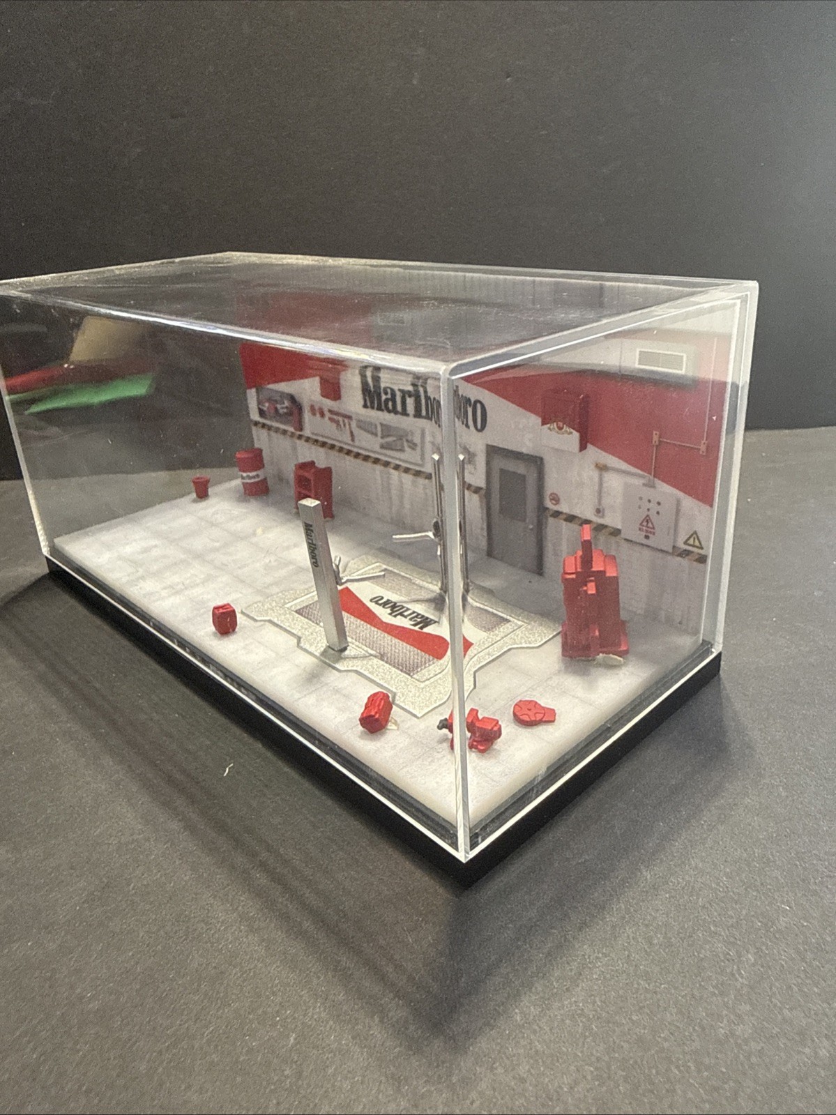 MoreArt 1:64 Diorama Display case AutoMobile Repair Workshop Garage MARLBORO