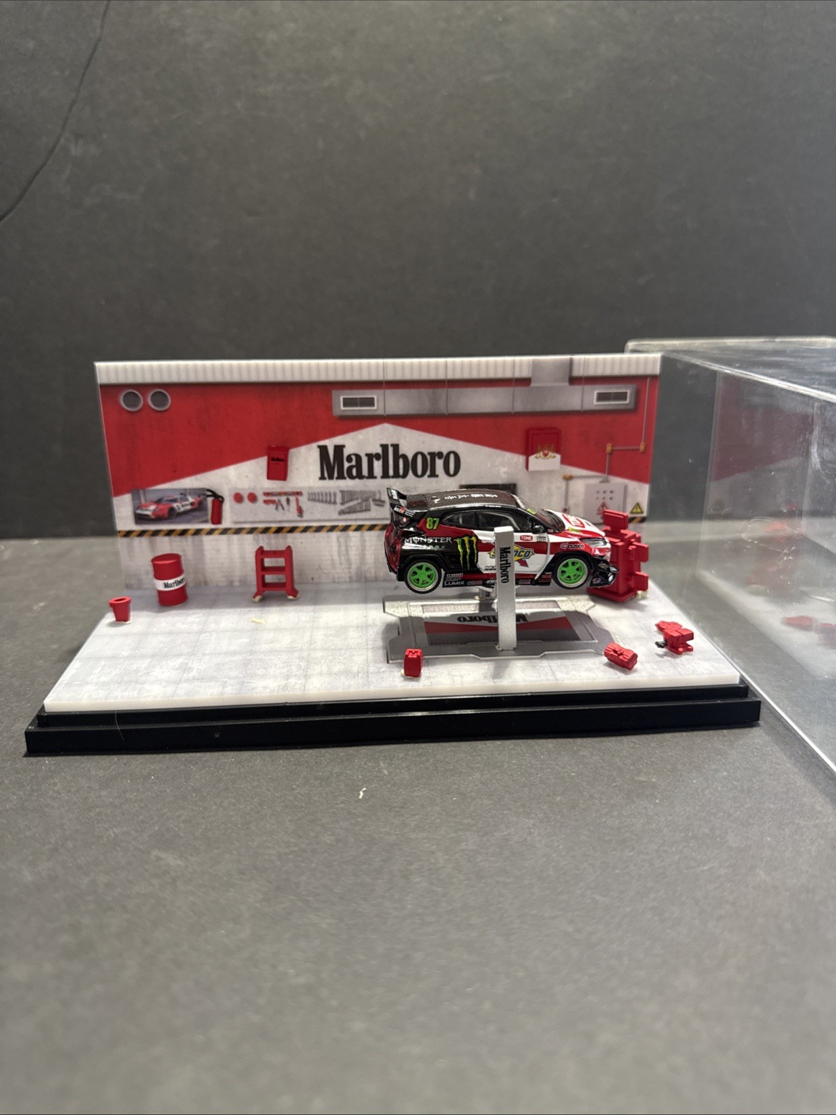 MoreArt 1:64 Diorama Display case AutoMobile Repair Workshop Garage MARLBORO