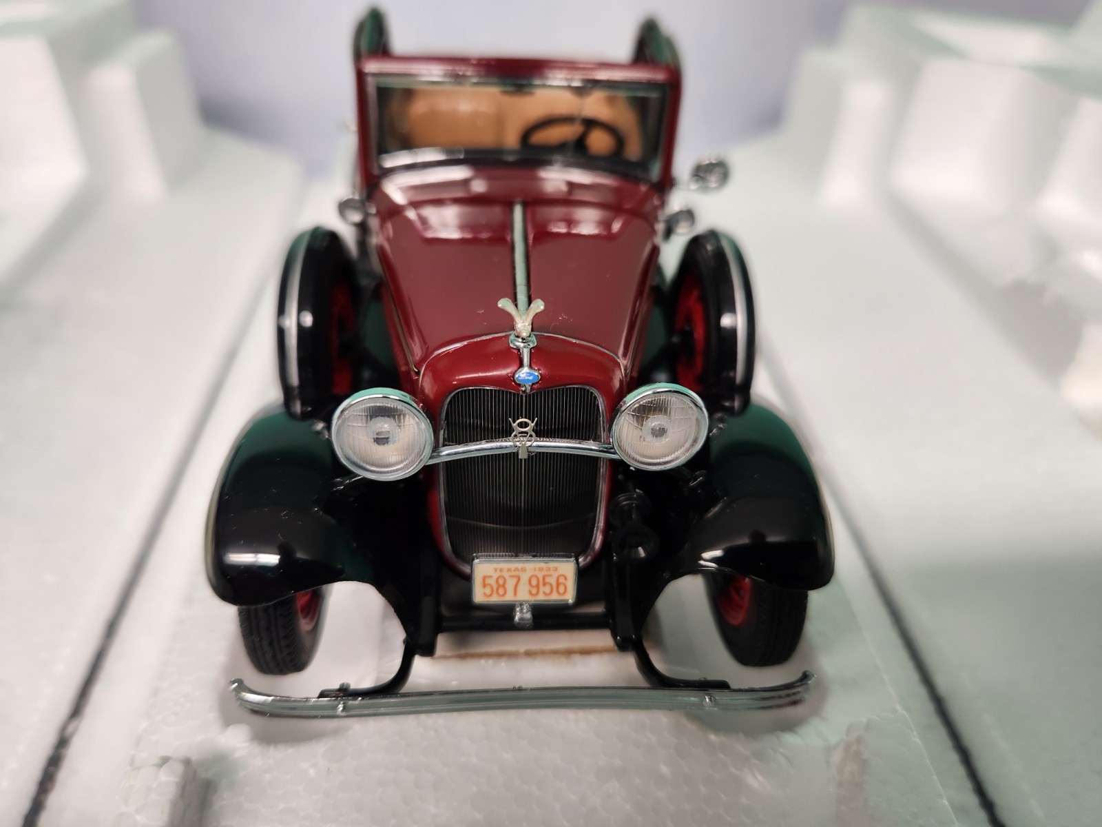 Franklin Mint 1/24 Diecast 1932 Ford V8 Bonnie and Clyde’s BOX AND ALL PAPERS