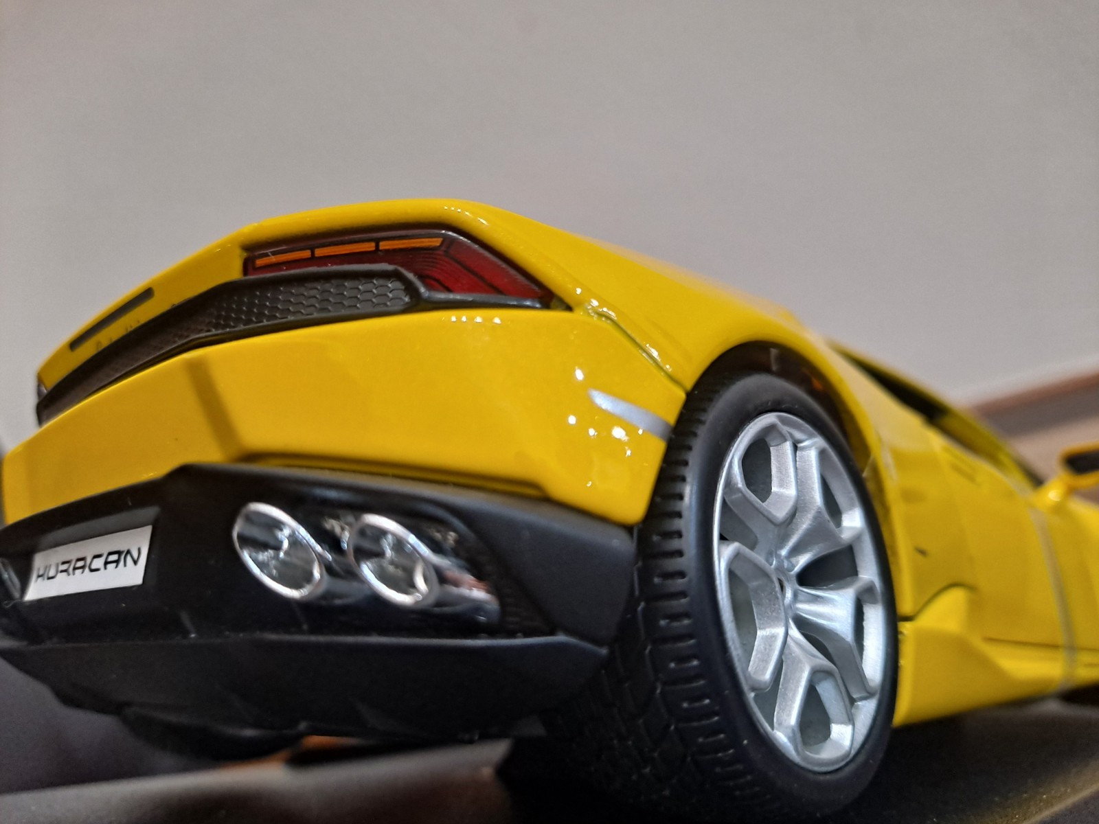 Rare Lamborghini Huracan Coupé LP 610-4 1:18 Yellow Diecast Car with Stand & Box