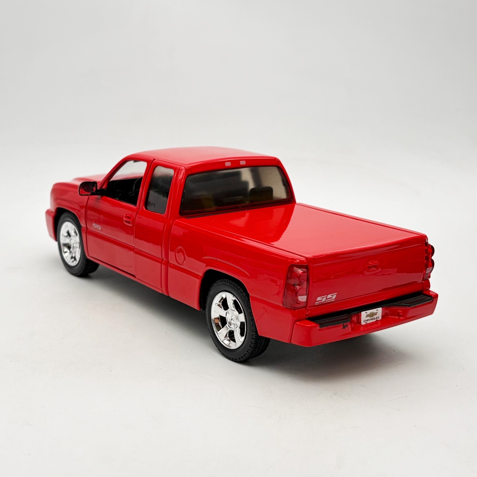 Motormax 1:24 2006 Chevy Silverado Intimidator SS Red