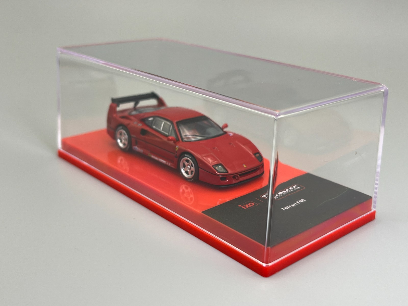 Ferrari F40 Rosso Corsa Tarmac Works Road64 1/64 scale with Display Case