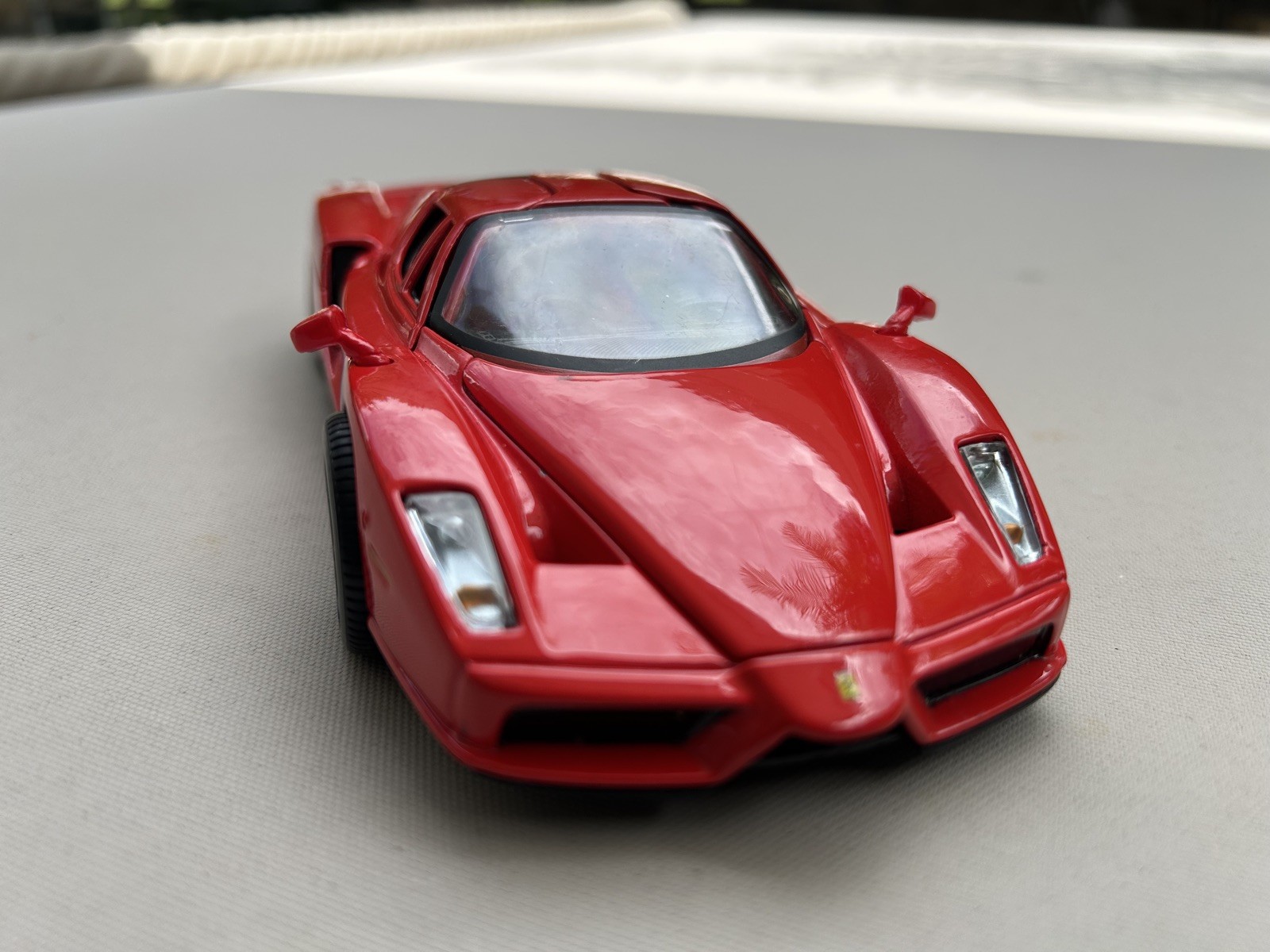 MAISTO 1:24 Enzo Ferrari Diecast Car. Red. Nice!