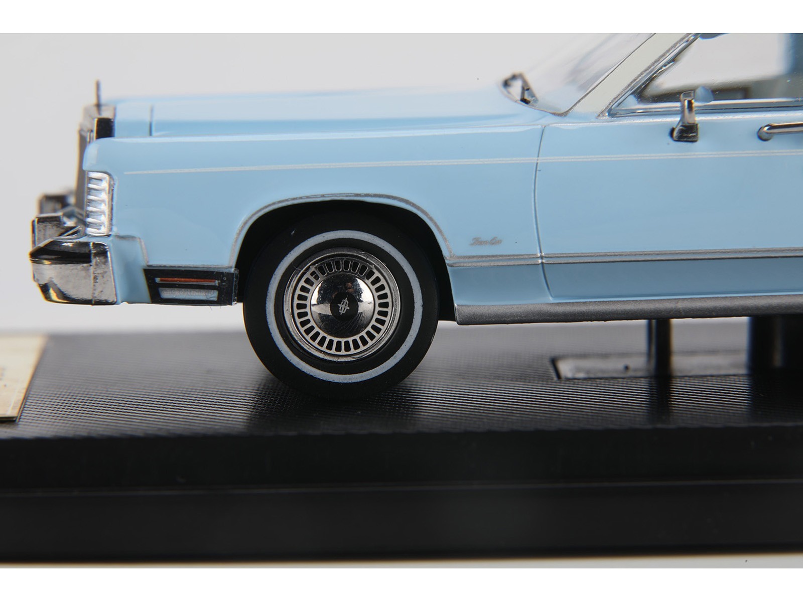 1979 LINCOLN CONTINENTAL TOWN CAR WEDGEWOOD BLUE 1/64 DIECAST BY SUN STAR 60004