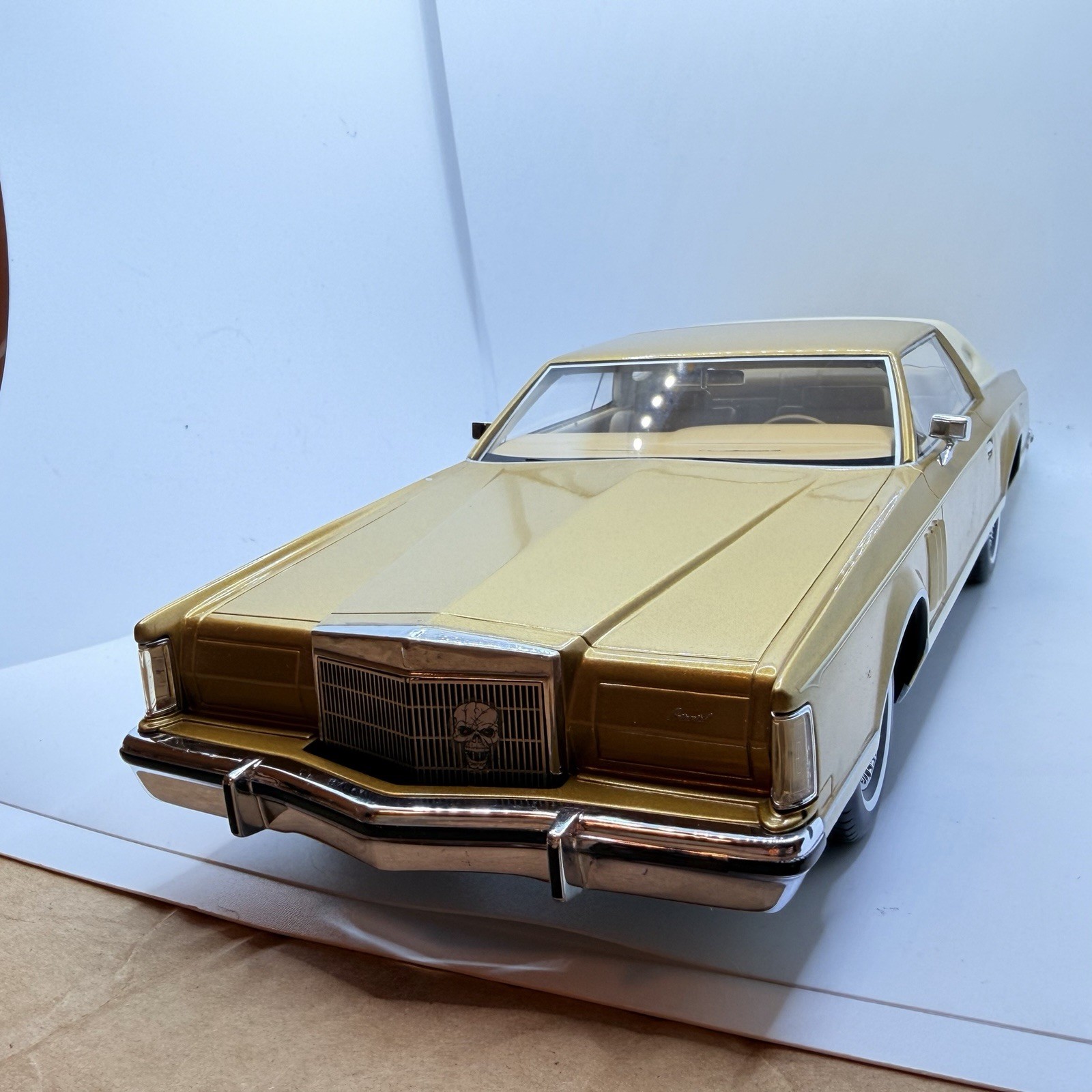 1977 LINCOLN CONTINENTAL MARK V GOLD SEALED MODEL 1:18 by MCG MODEL CAR GROUP