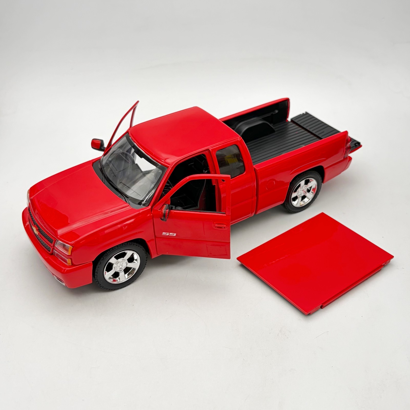 Motormax 1:24 2006 Chevy Silverado Intimidator SS Red