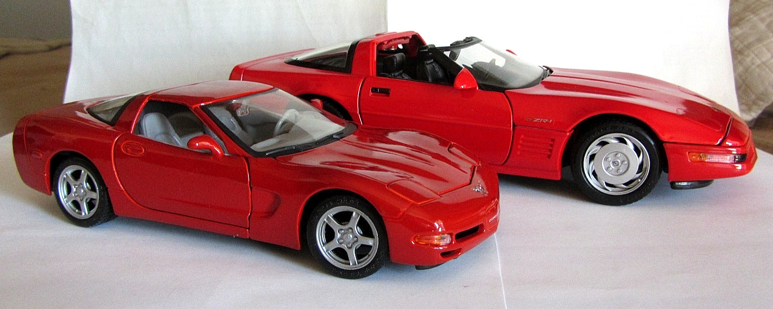 LOT OF 2 1992 RED CHEVY CORVETTE ZR1 1:18 & 1997 RED CORVETTE 1:24 BY MAISTO