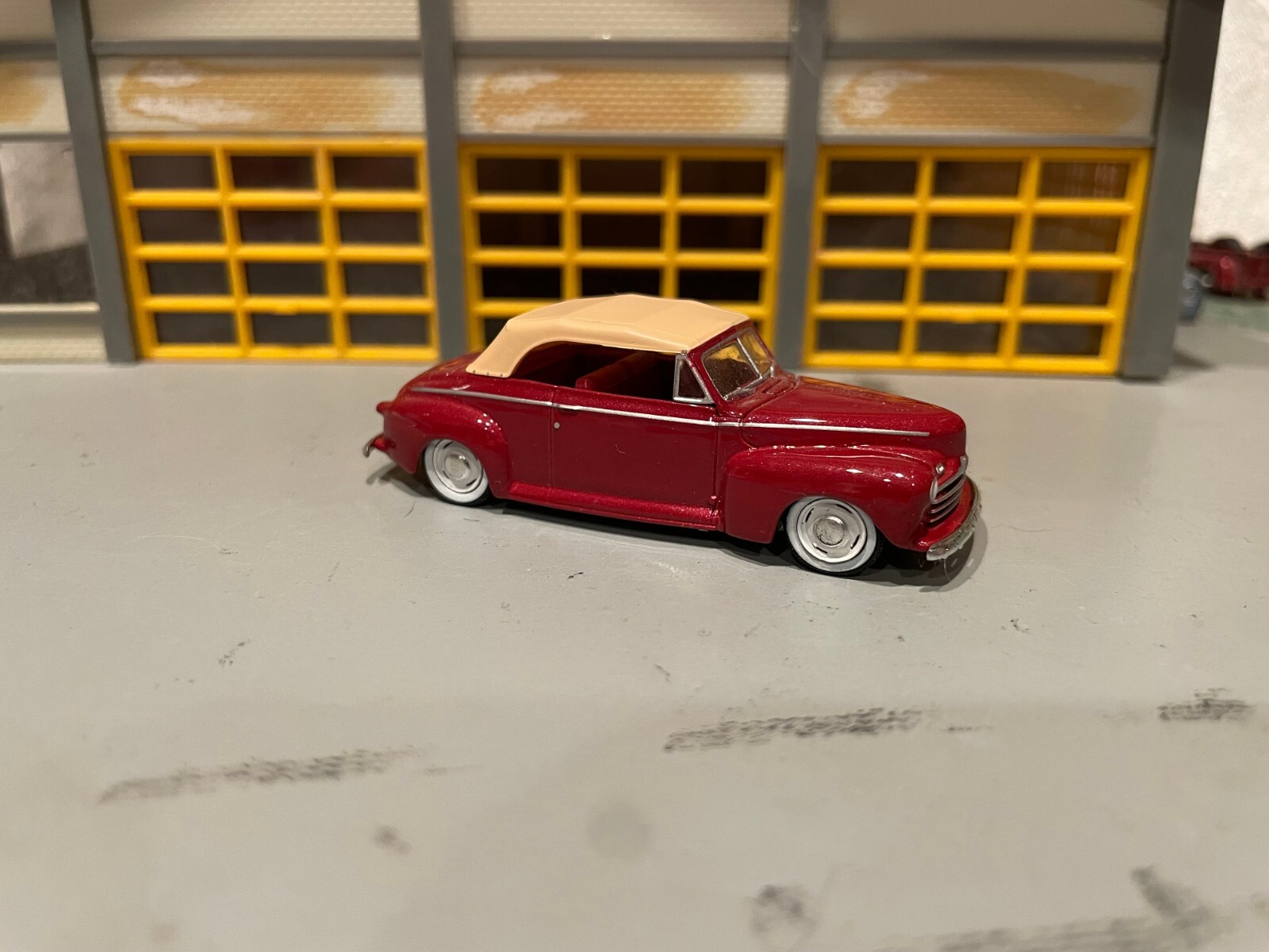 1/64 G.L. 46 FORD DELUXE CONV/MAROON.MAROON INT.TAN TOP/ FLATHEAD V8/RUBBER WW