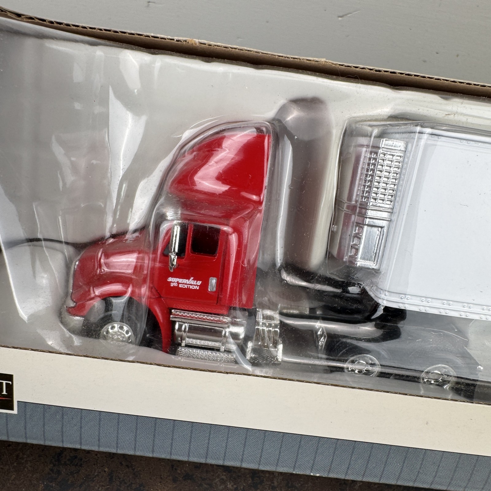 SpecCast SUPERVALU International 8600 Truck w/ Trailer 1:64 #34536