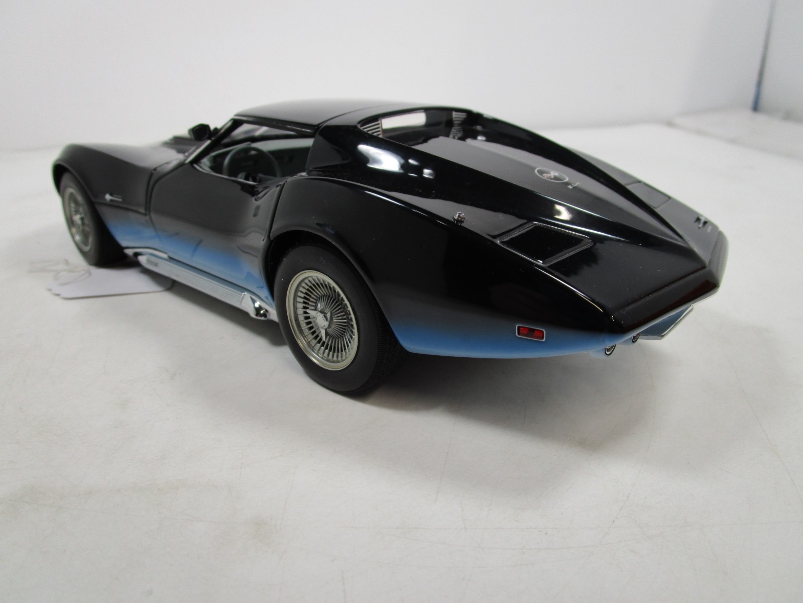 AUTOART 1/18 CHEVY MANTA RAY CORVETTE CONCEPT *READ DESCRIPTION* NO BOX