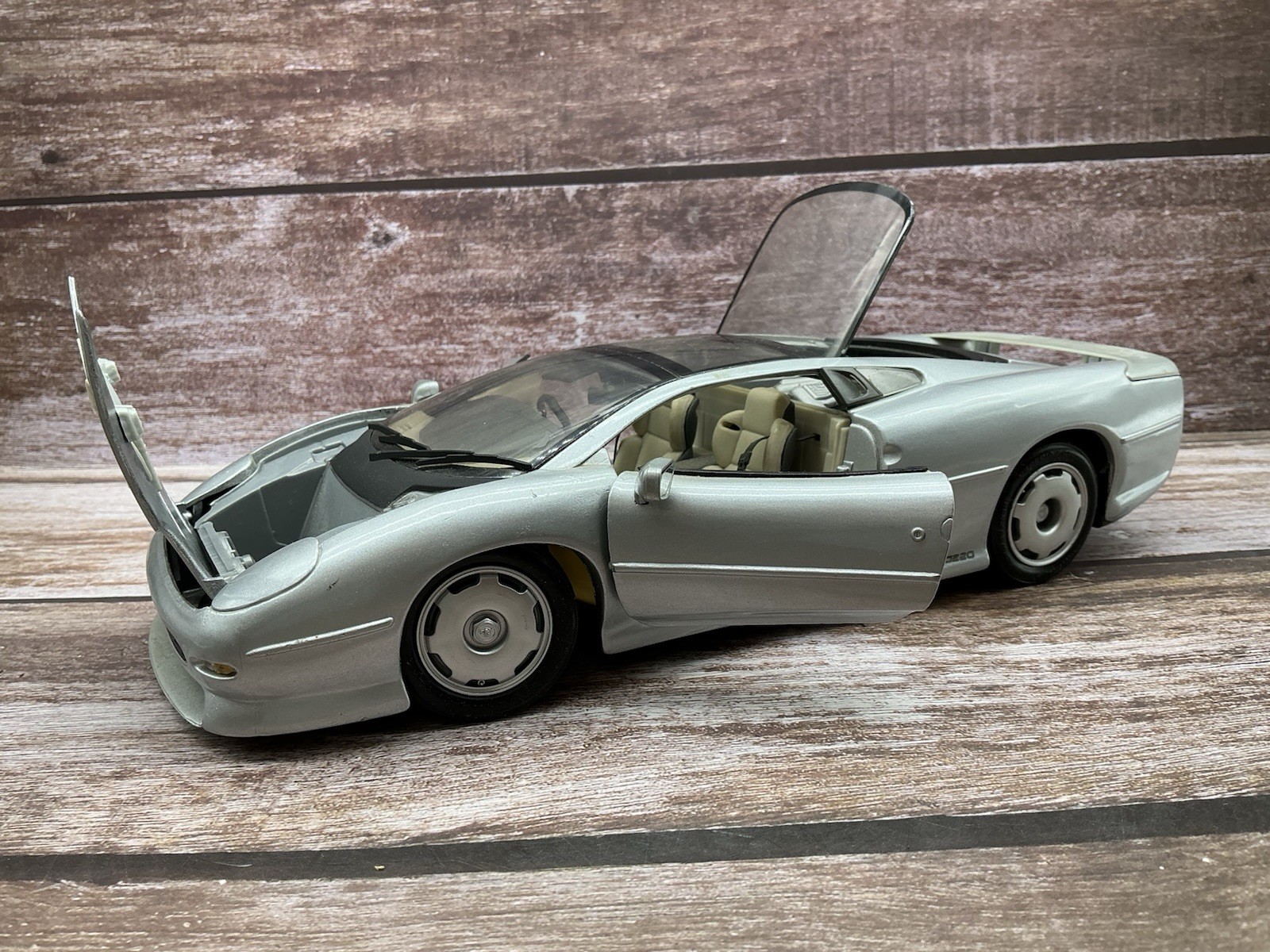 Maisto 1/18 ~ 1992 Jaguar XJ220 ~ Silver
