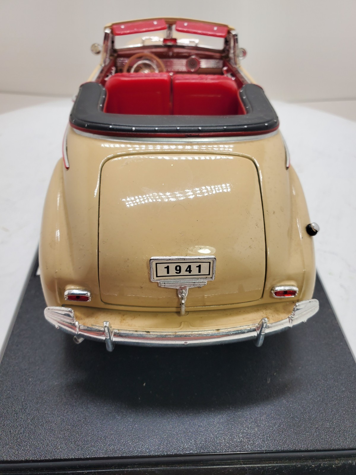 WELLY Collectable 1941 Chevrolet Special Deluxe 1:18 Diecast Beige/Red No Box