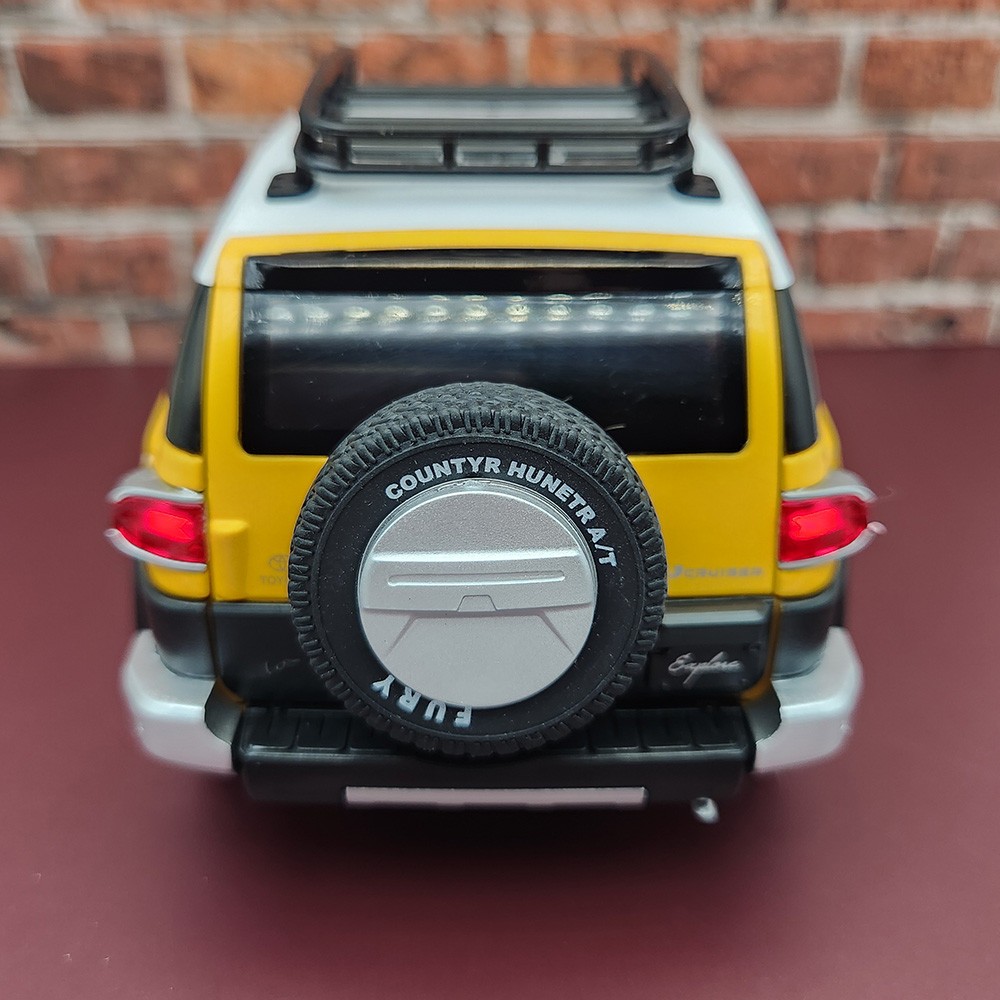 2007/2014 TOYOTA FJ Cruiser 1:24 Diecast – Officially Licensed – Yellow With Box