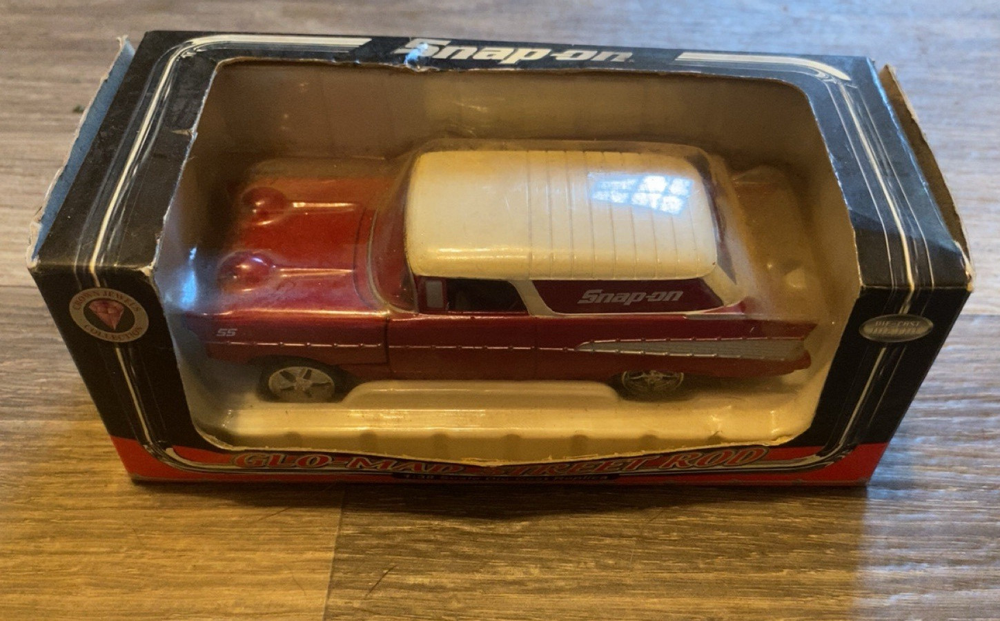 Snap-on GloMad 1955 Chevrolet 1:38 Diecast Car Red/White Pull Back LED