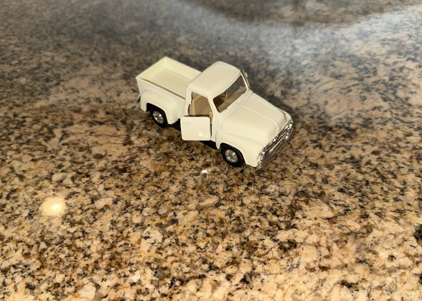 Kinsmart – 1:38 Scale Model 1956 Ford F-100 Pickup White (BBKT5385DW)
