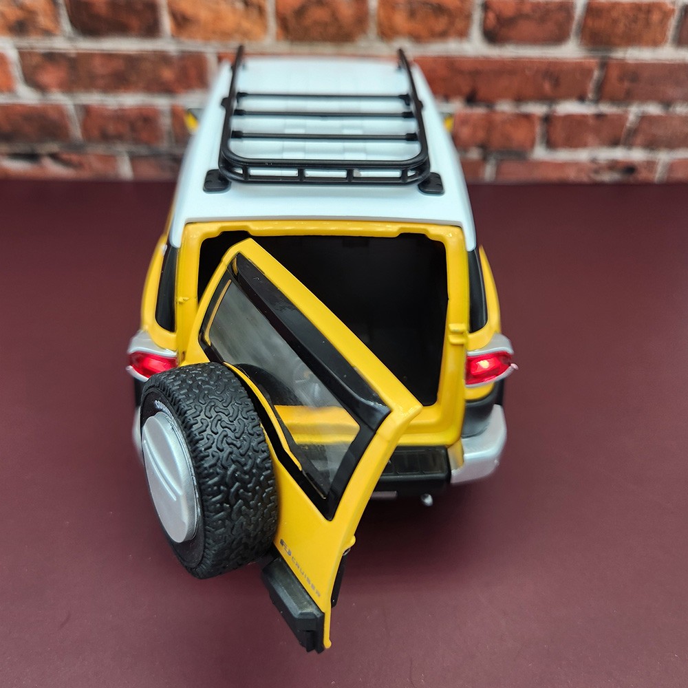 2007/2014 TOYOTA FJ Cruiser 1:24 Diecast – Officially Licensed – Yellow With Box