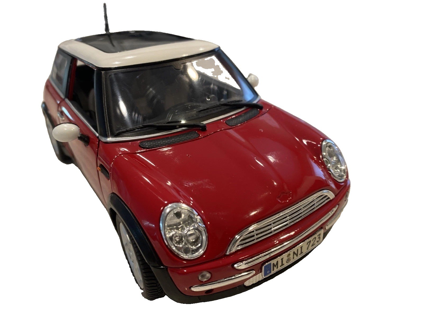 2005 Mini Cooper Red 1:18 Scale Maisto Model With Stand