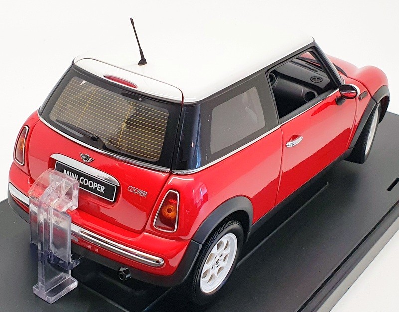 AutoArt 1/18 Scale 74822 – 2001 BMW Mini Cooper – Red