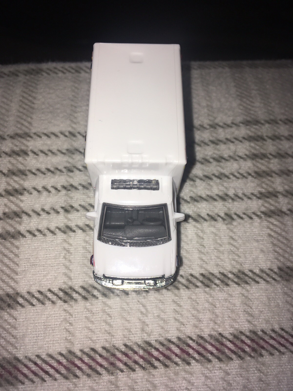 Matchbox Ford E-350 E350 Ambulance Santa Ursula SUAS 2009 MB944 car diecast 041