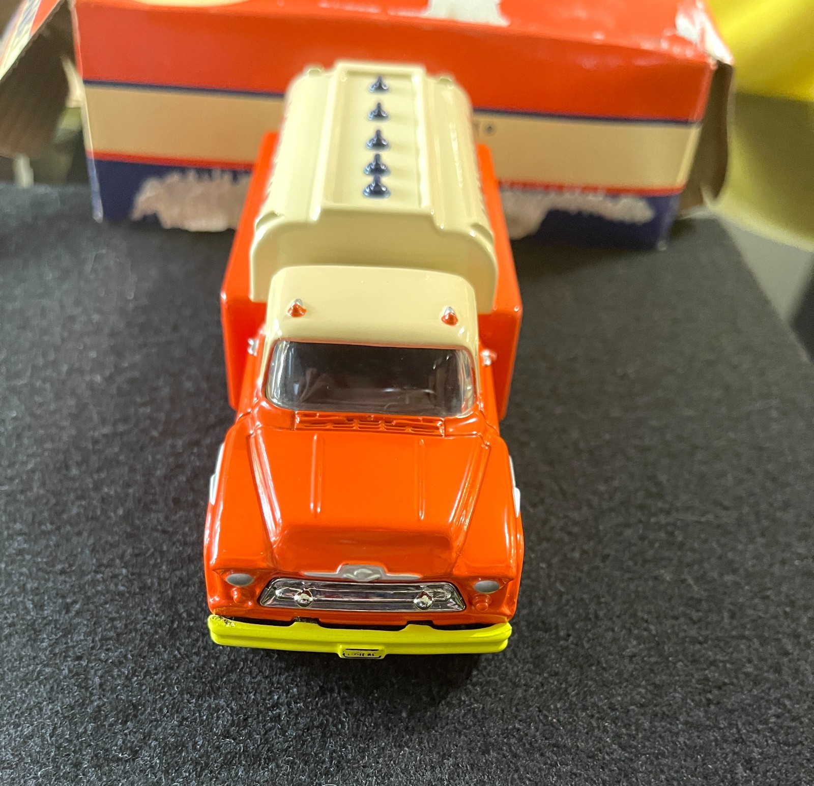 Lionel Eastwood Automobilia 338500 Lionelville Oil Co. Die Cast Tank Truck