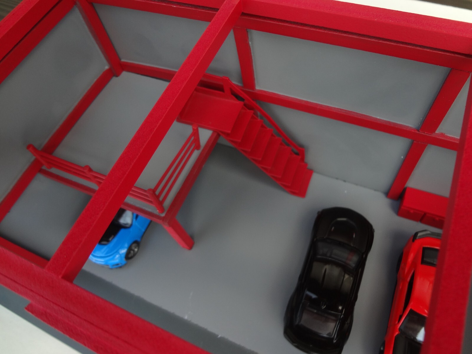 1:64 scale Mechanic Garage Diorama Gray & Red cars are not included