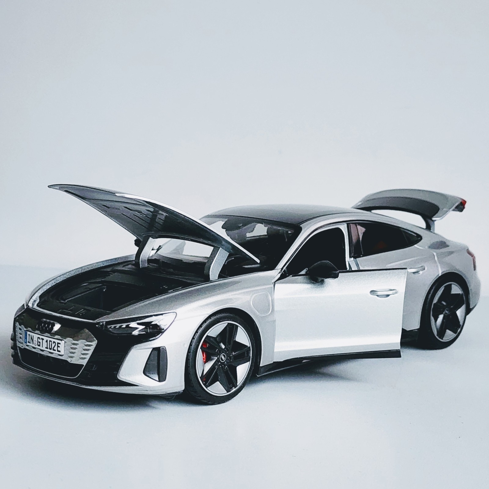 Maisto Special Edition 2022 Audi RS e-tron GT Silver 1:18 Diecast