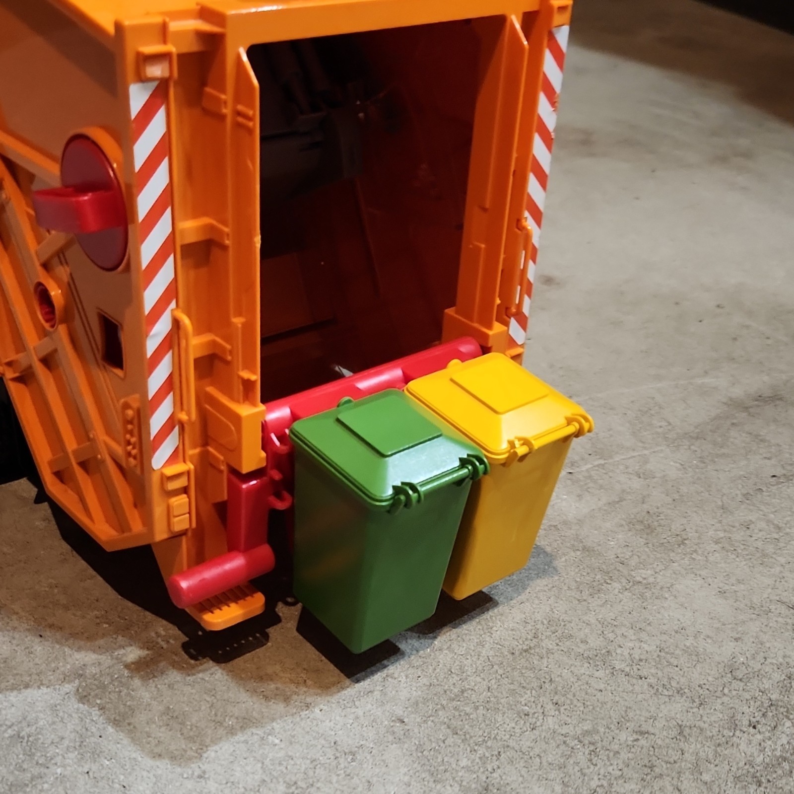 Bruder 1:16 Scania R-Series Garbage Truck Orange/Gray Plastic Opening Doors