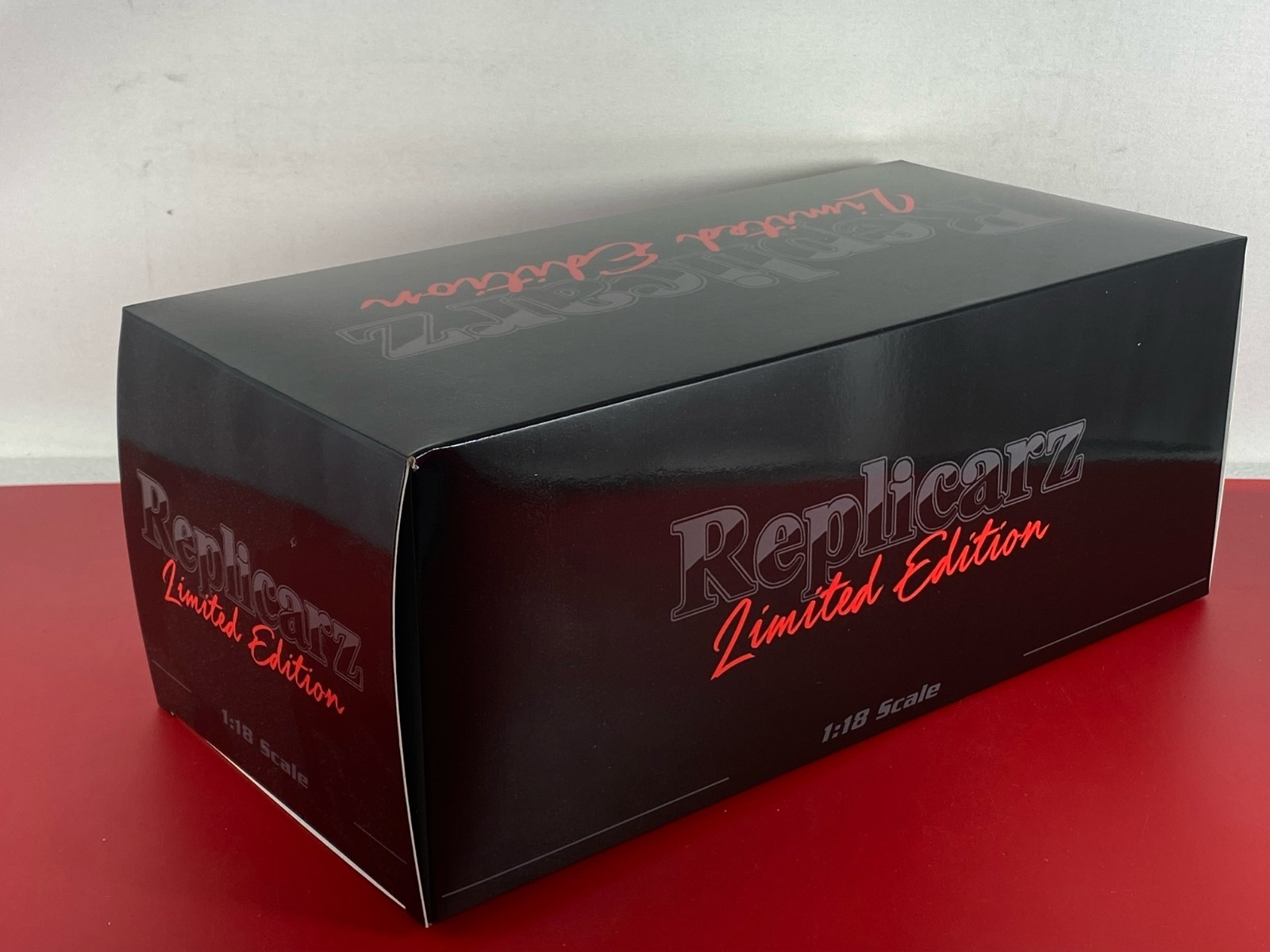 1/18 Replicarz 1990 Domino’s Indy 500 Win Aurie Luyendyk 18060 Limited