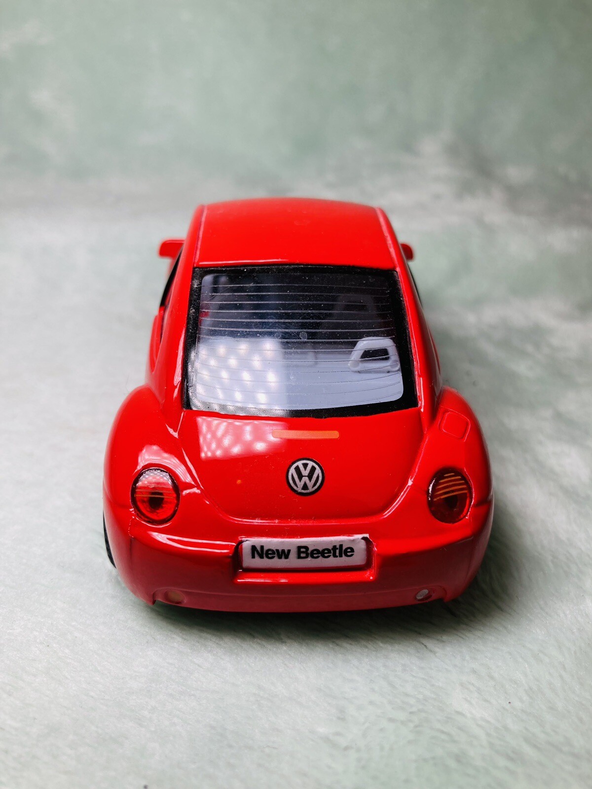 Kintoy – 1:32 Scale Red Volkswagen New Beetle Bug Pullback Racer