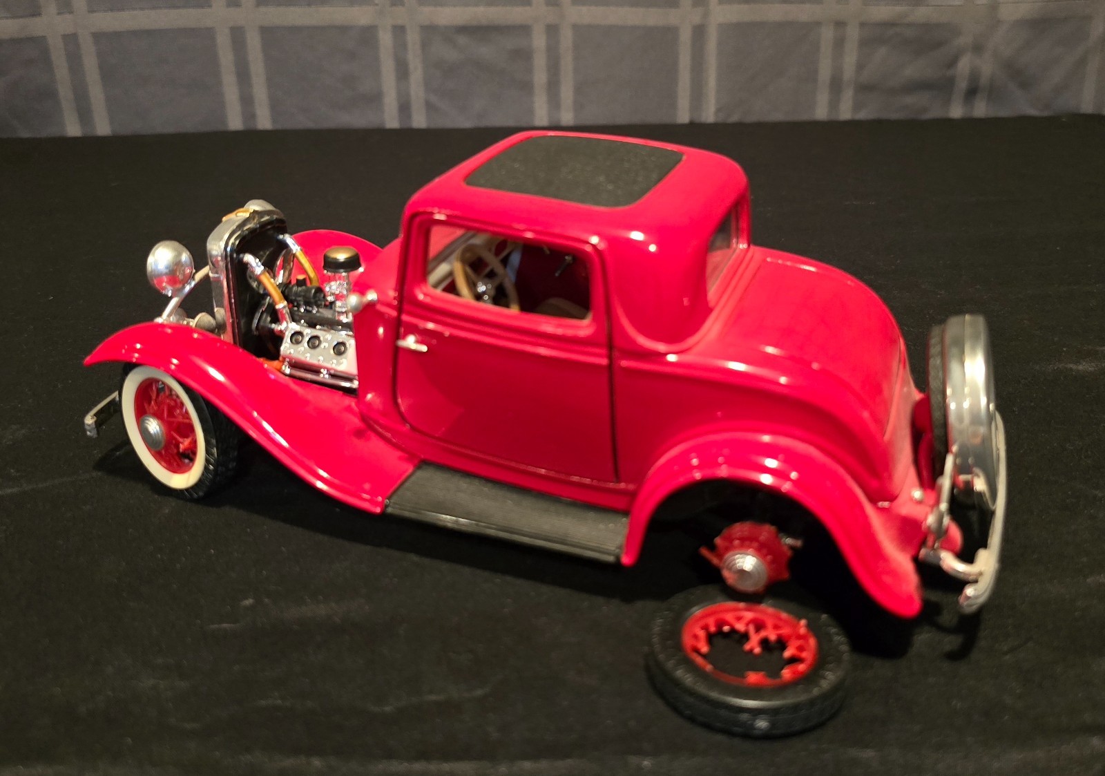 Road Legends 1932 Ford 3-Window Coupe Hot Rod Red 1:18