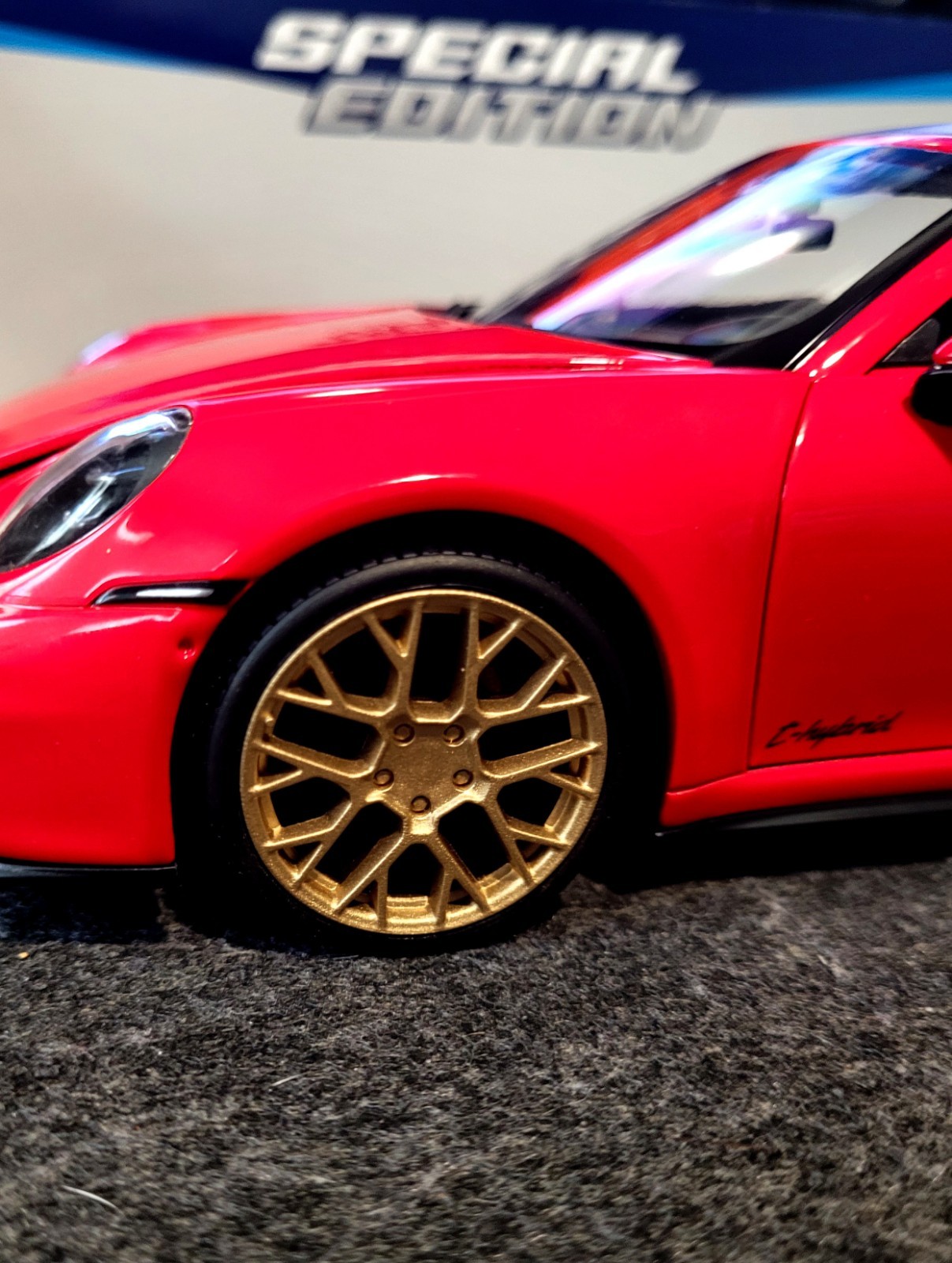 Porsche 911 Targa 4 GTS 1:18 Maisto Diecast Model Red Gold Removable Top