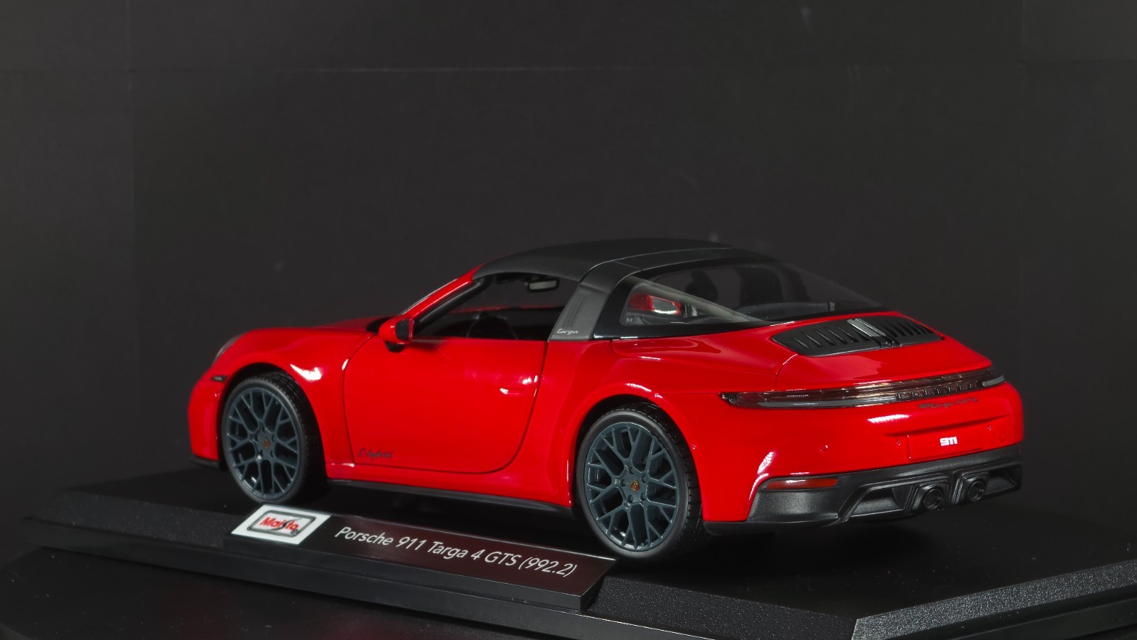Porsche 911 Targa 4 GTS (992.2) 1:18 Maisto Exclusive Style Special Edition red