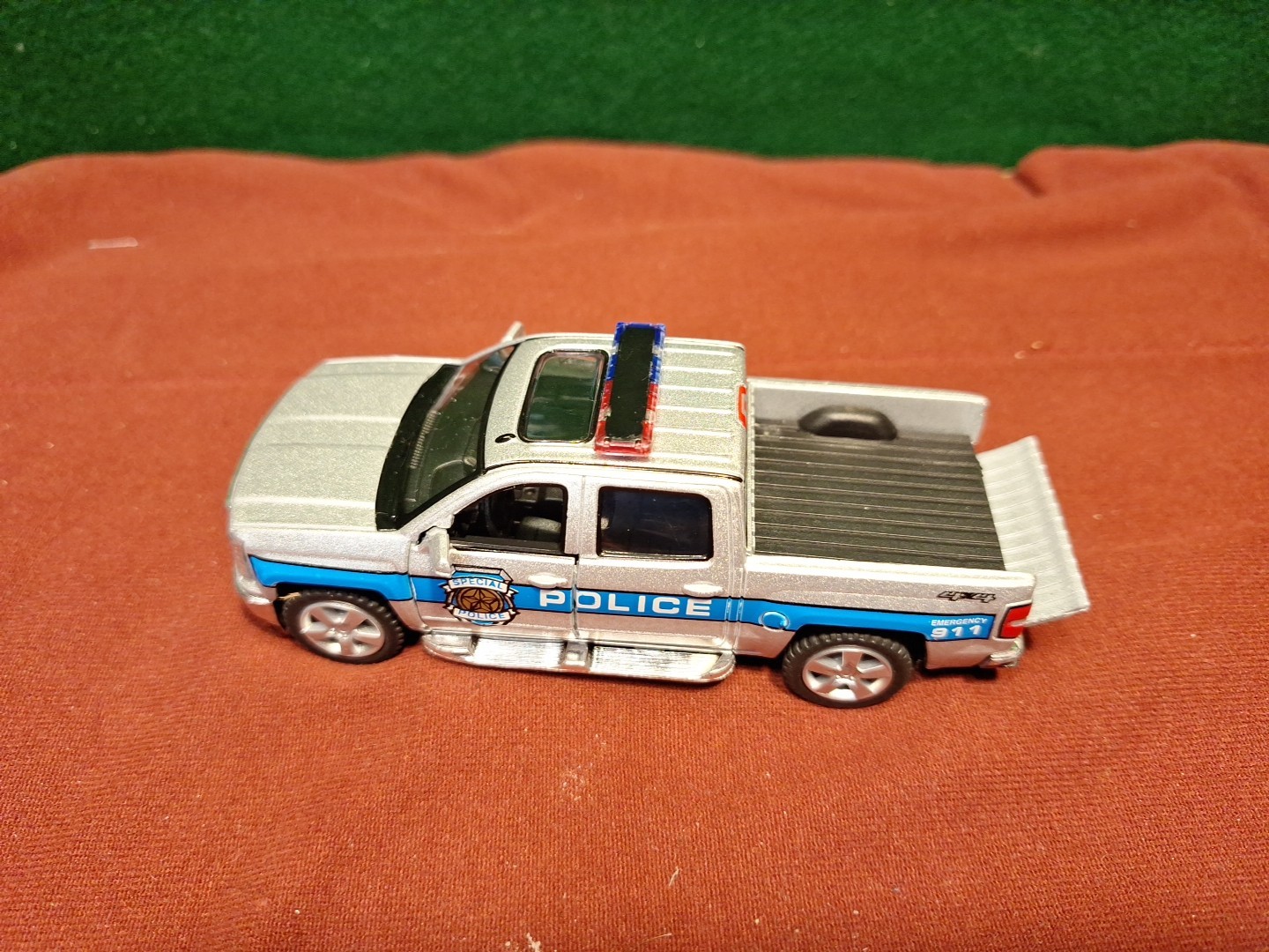 Kinsmart 1:46 2014 Police Chevy Silverado Sliver