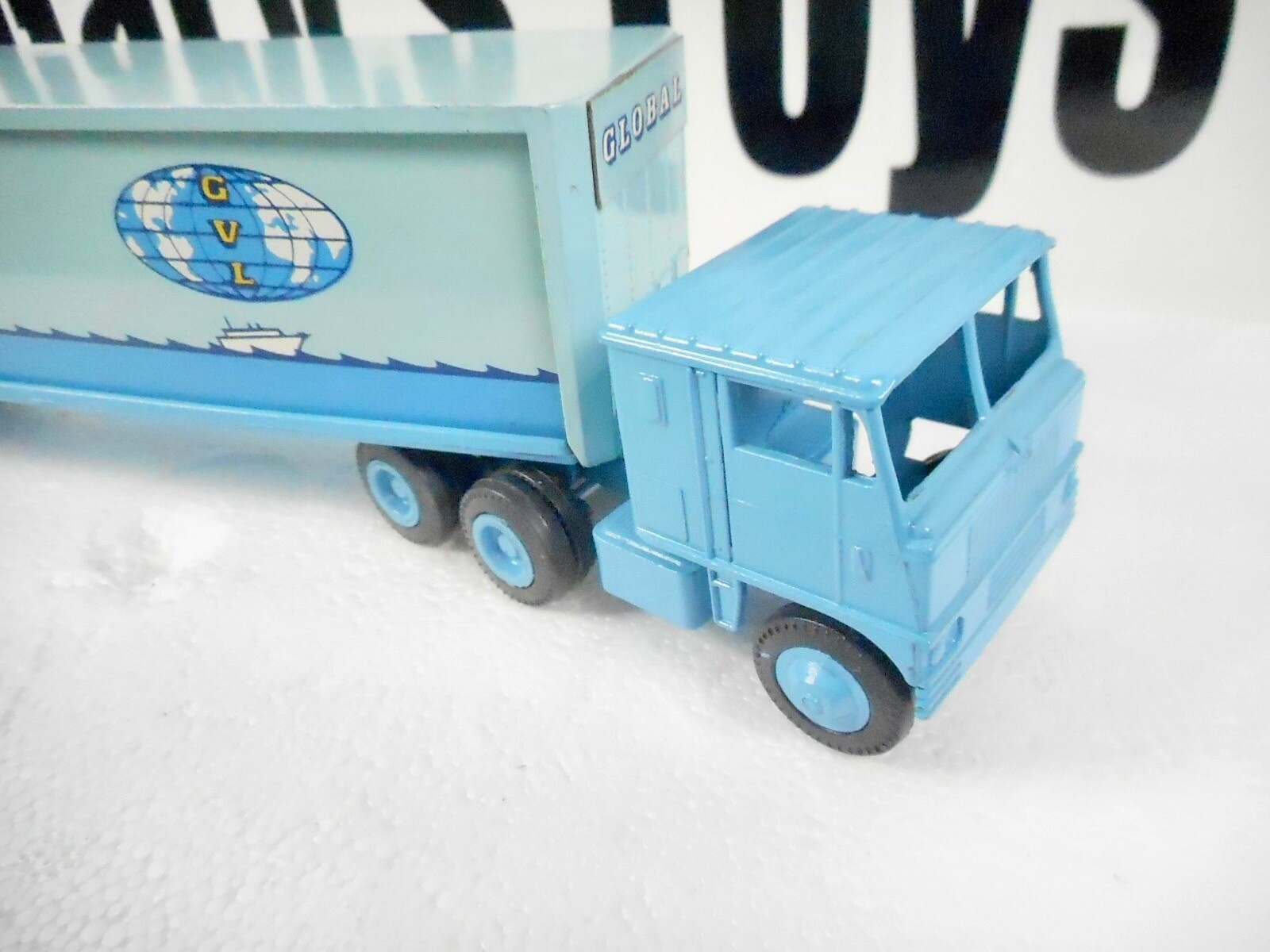 Winross Global Moving Tractor Trailer 1:64 Scale. E