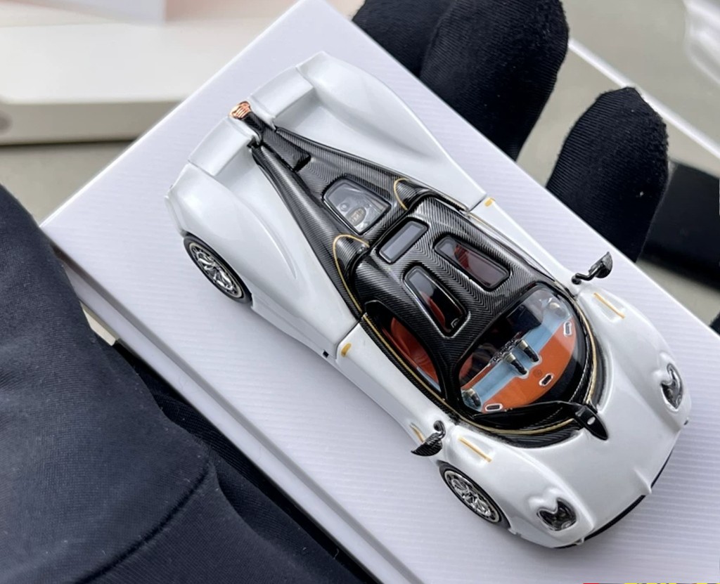 CM 1:64 White Utopia Racing Sports Model Diecast Metal Car