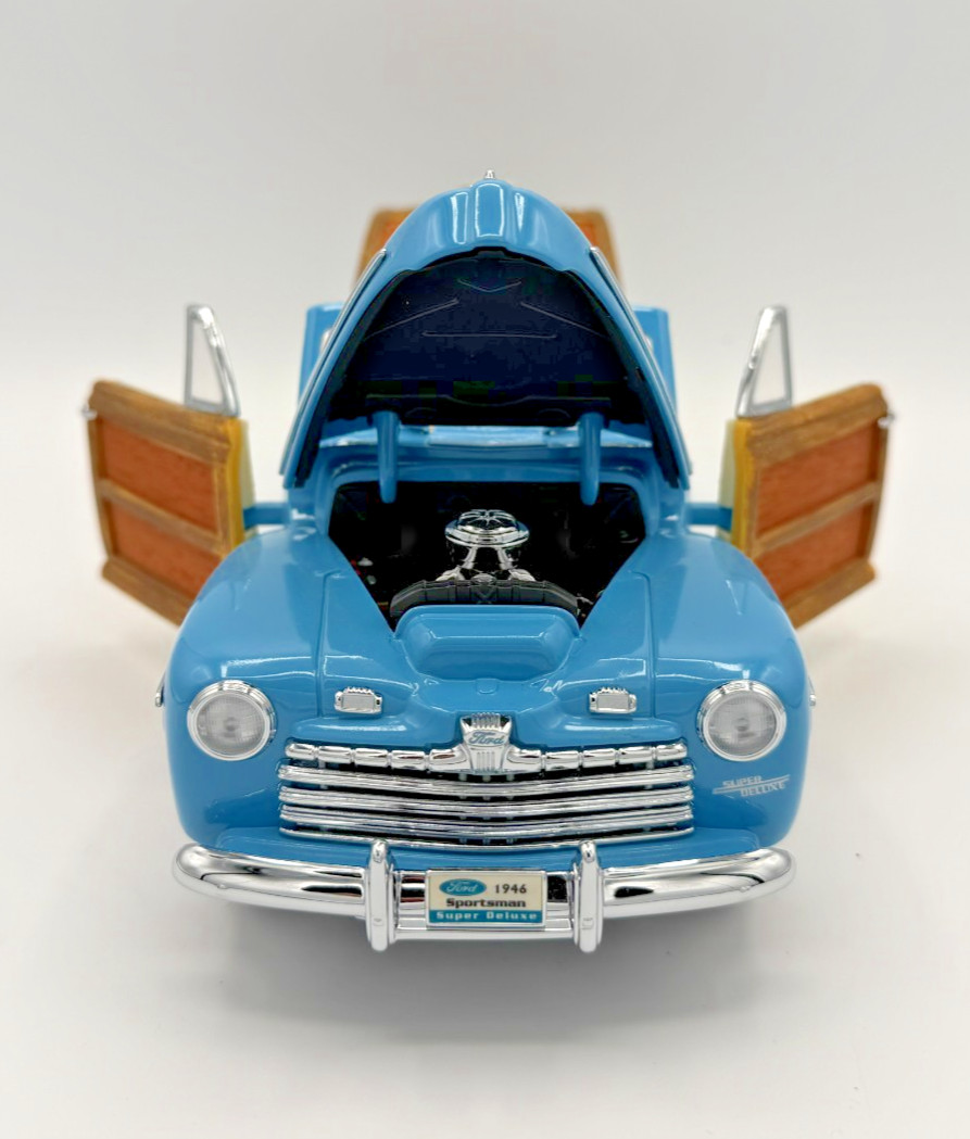 Signature Models Ford Sportsman Super Deluxe 1946 Blue Wood Panel Loose 1/18