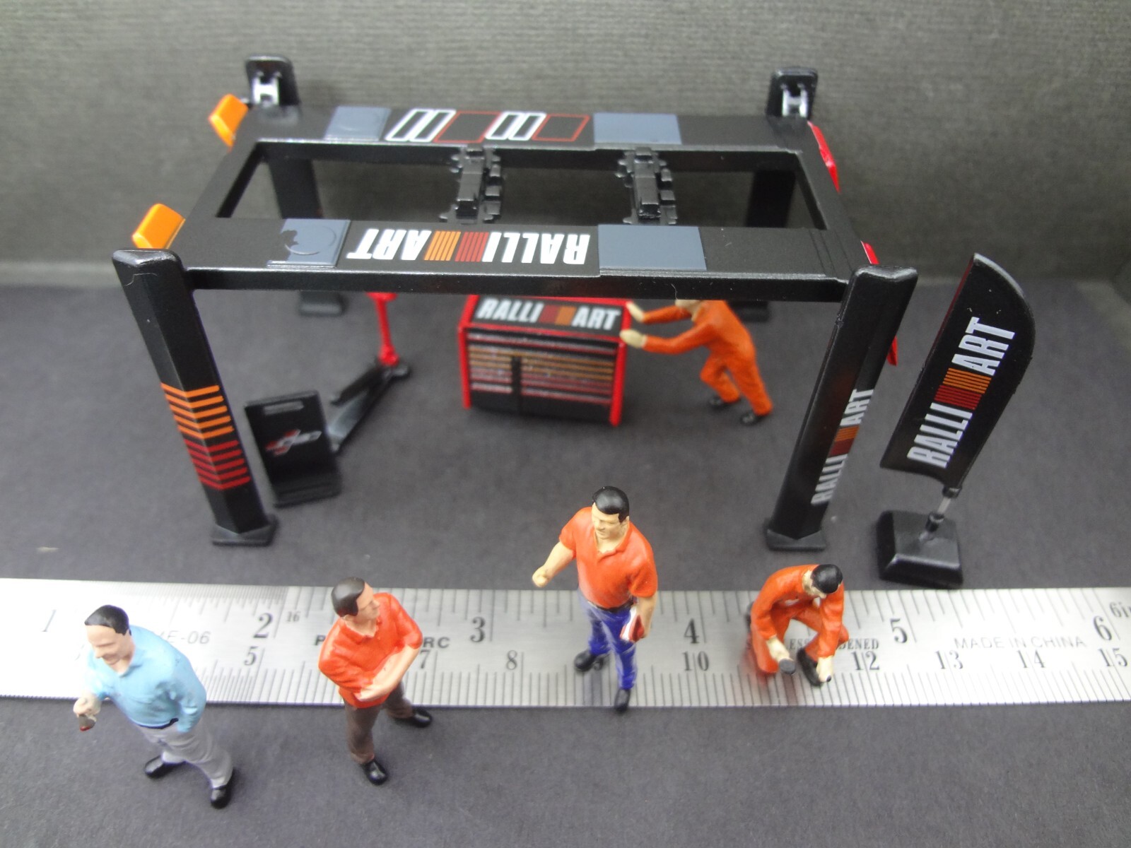 1:64 black/red/orange Garage tool set w/ mechanics & bossmen figures+ stickers