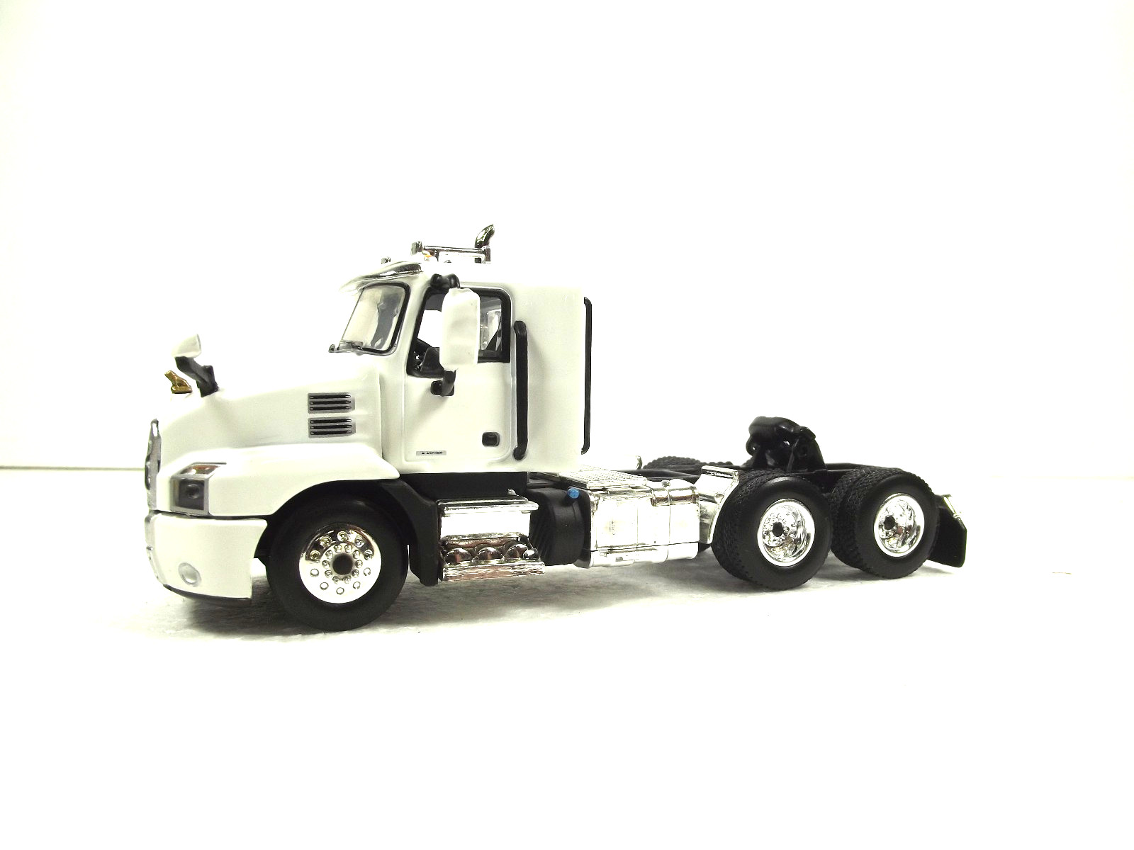 1/64 MACK ANTHEM TANDEM AXLE DAY CAB