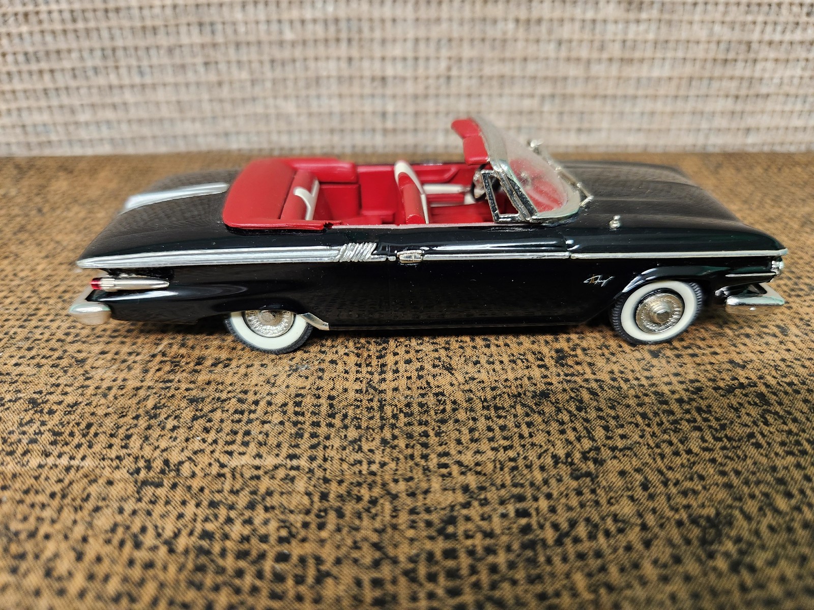 HIGHWAY TRAVELERS 1/43 DIECAST #104 1961 PLYMOUTH FURY BLACK / RED INTERIOR
