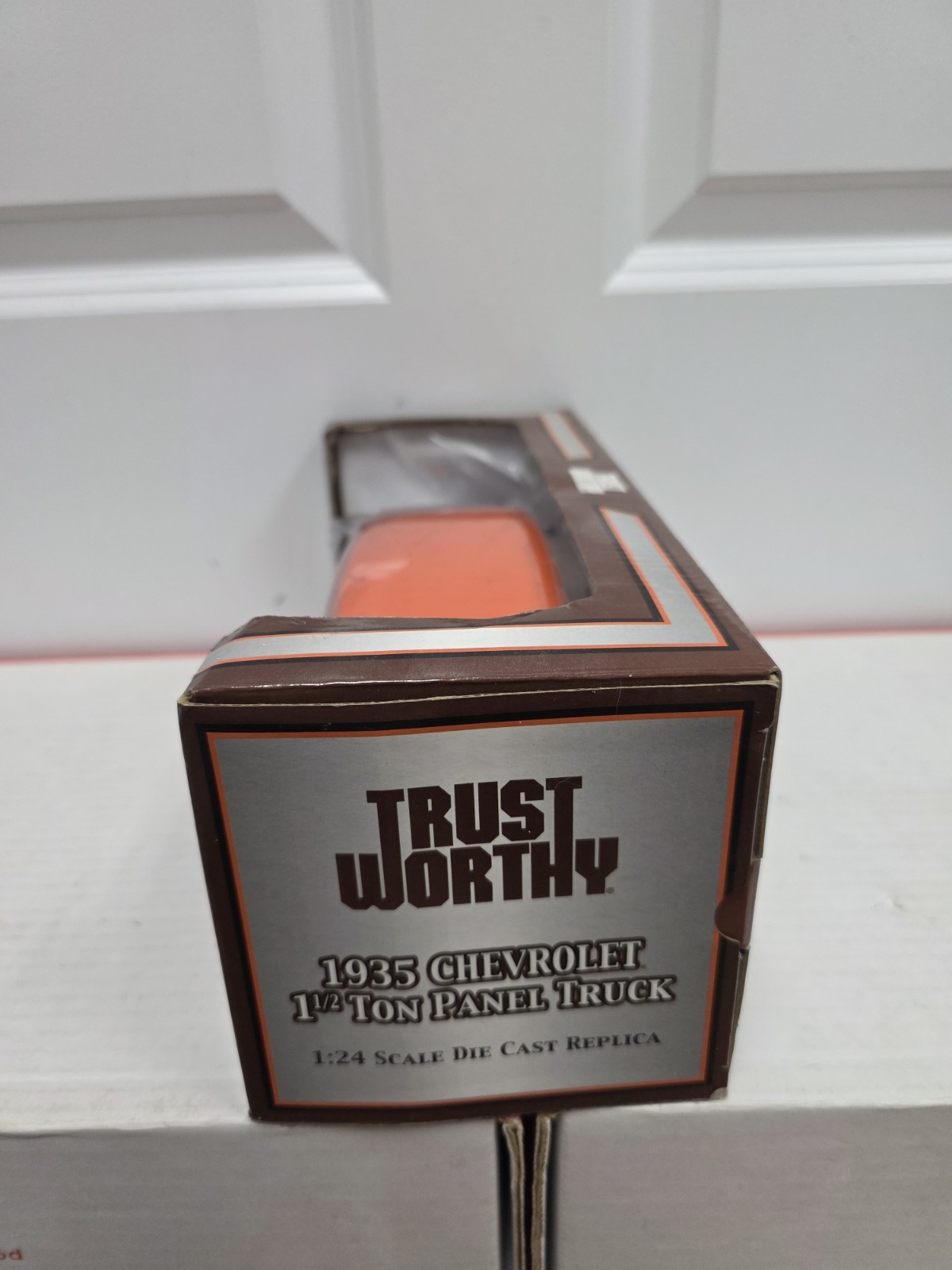 Trustworthy 1:18 Chevrolet 1 1/2 Ton Panel Truck 1935 Orange Brown Diecast – New