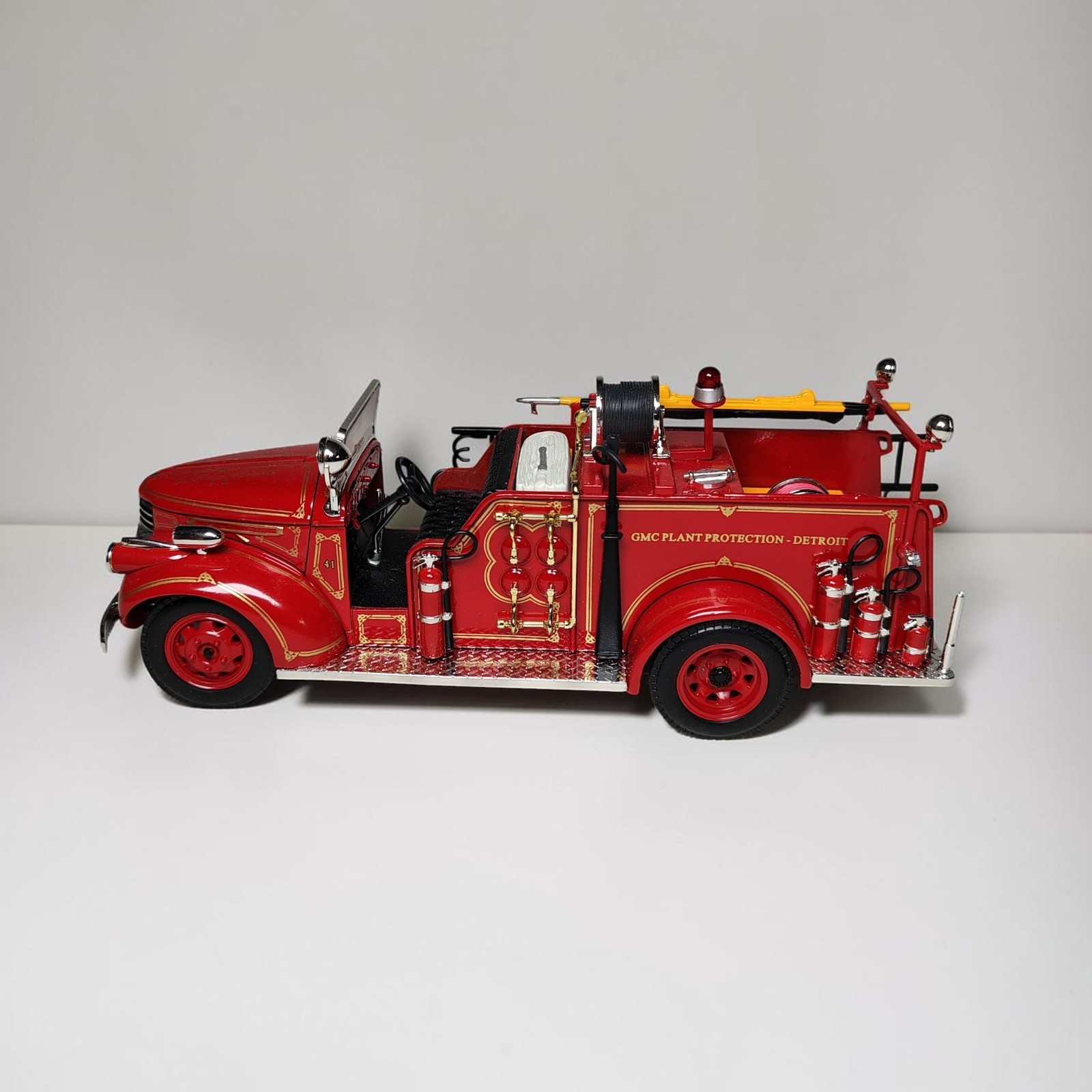 1941 GMC Fire Truck 1:24 Road Signature Diecast – Mint Condition Loose