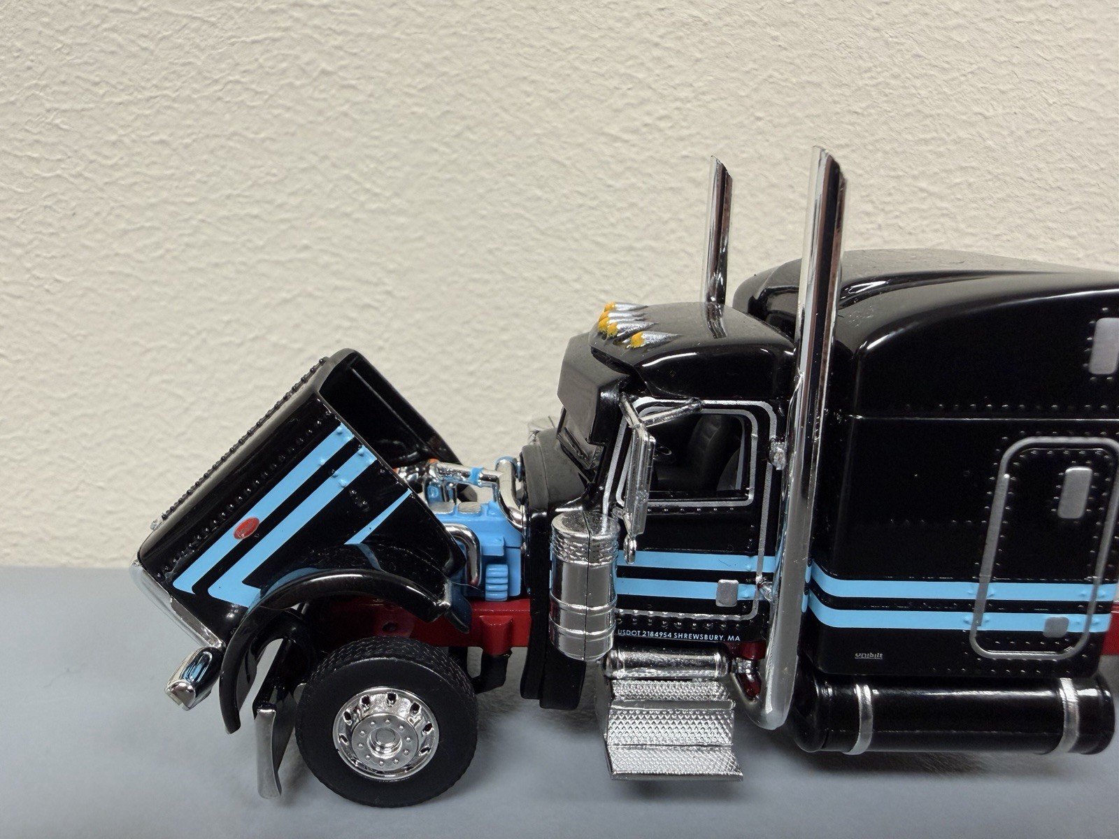 DCP 1/64 Peterbilt 389 63” Mid Roof Sleeper Black Blue & Dark Red Frame