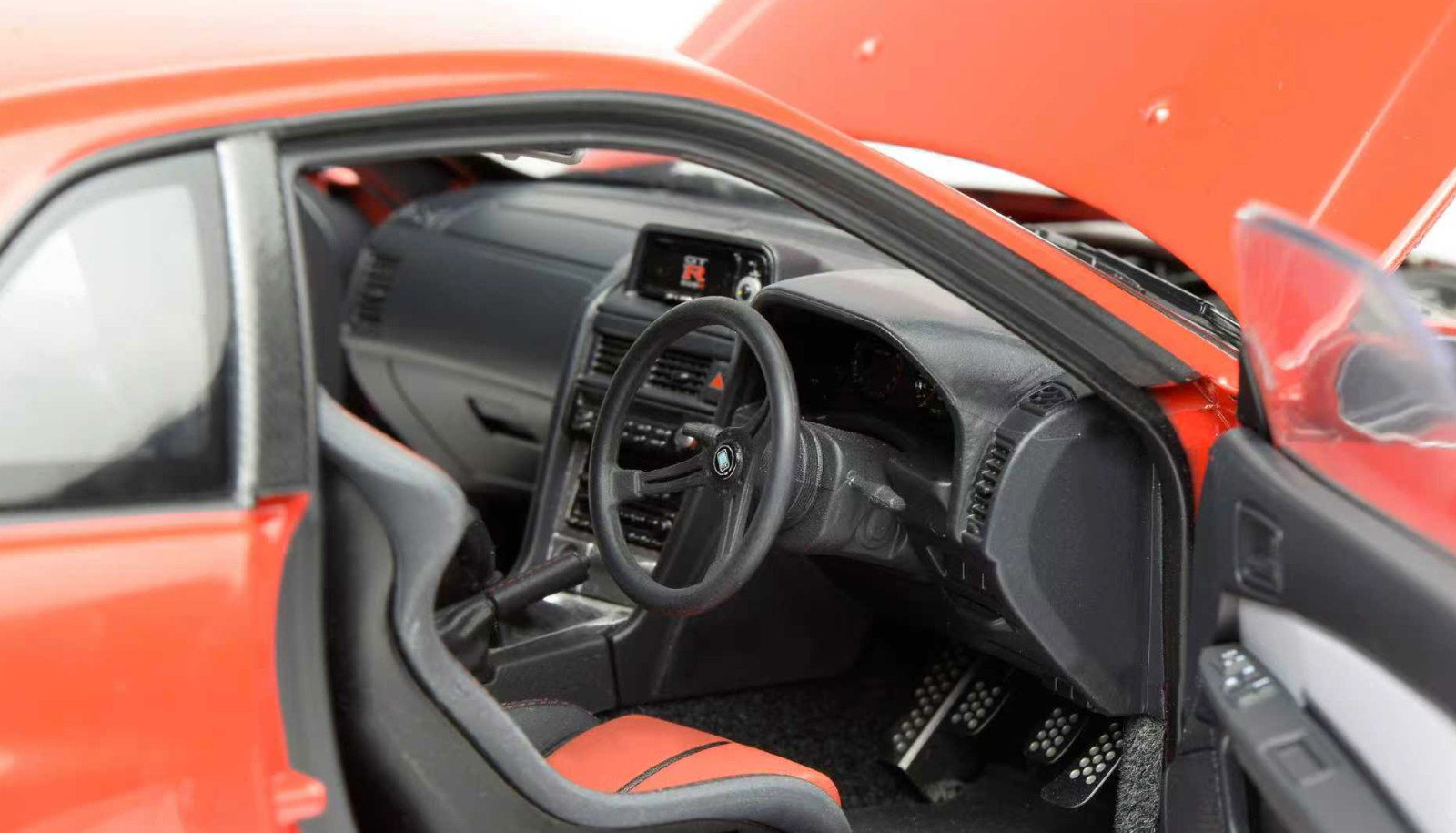 1/18 Motorhelix Nissan Skyline GT-R R34 in Red
